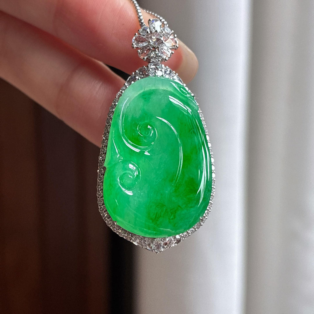 Ngọc bích Myanmar tự nhiên loại A, hình như ý, màu xanh lục đầy đặn, cẩn vàng 18k (yc450414)