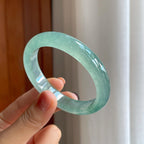 冰玻种蓝底飘花翡翠贵妃镯（55.5mm）（yc277370）