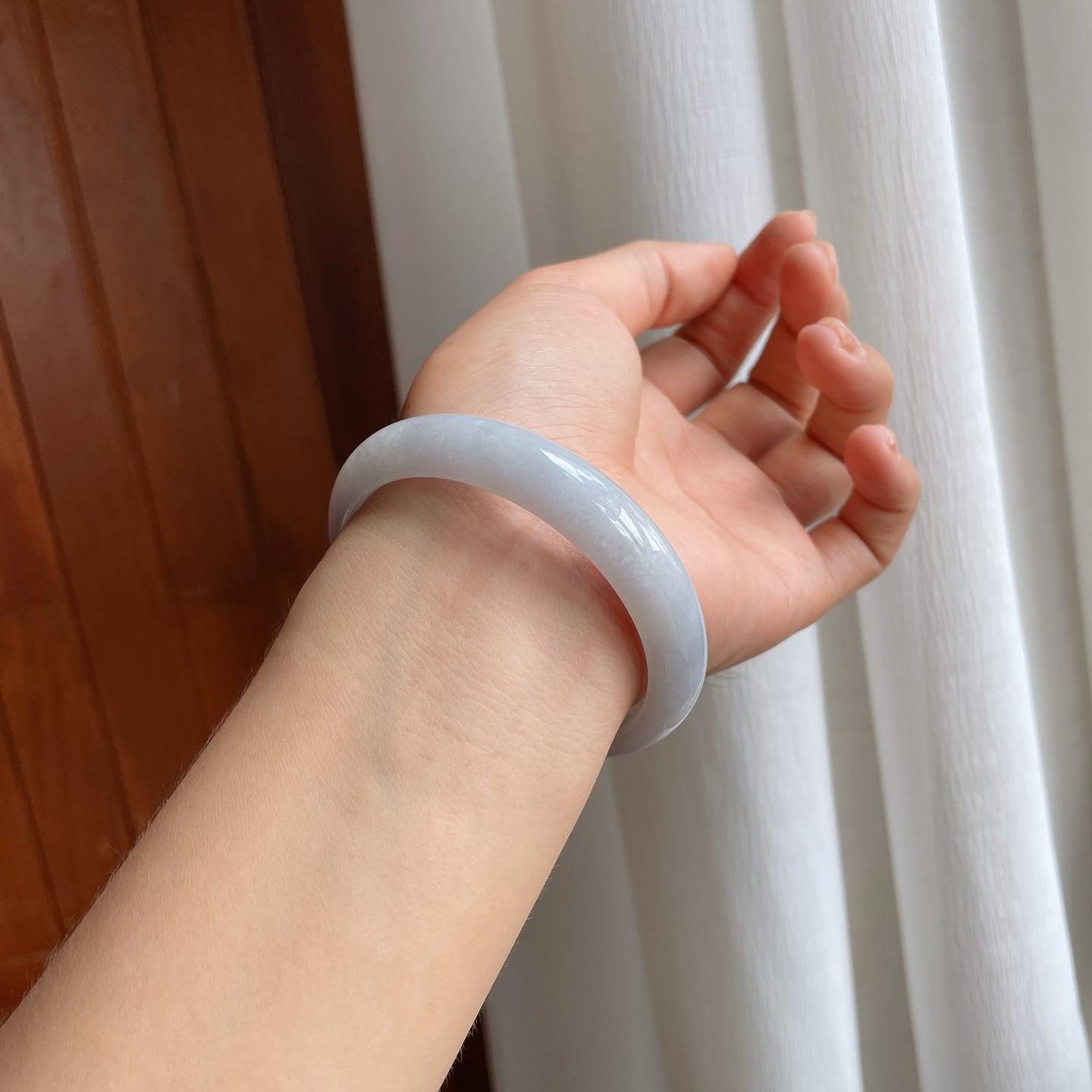 糯冰淡底色翡翠平安镯（57.6mm）（yc216052）