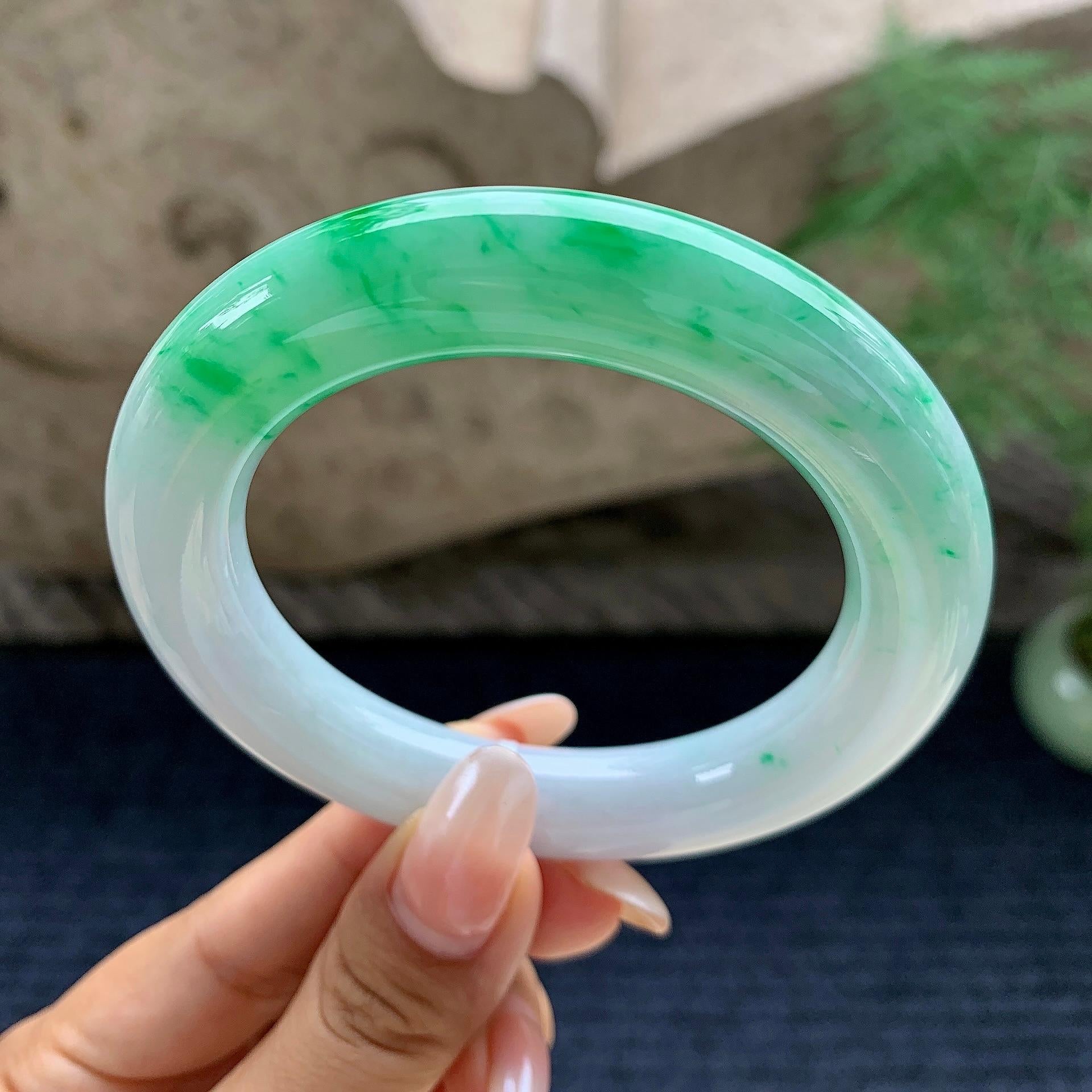 细糯种飘绿圆条手镯（56.7mm）