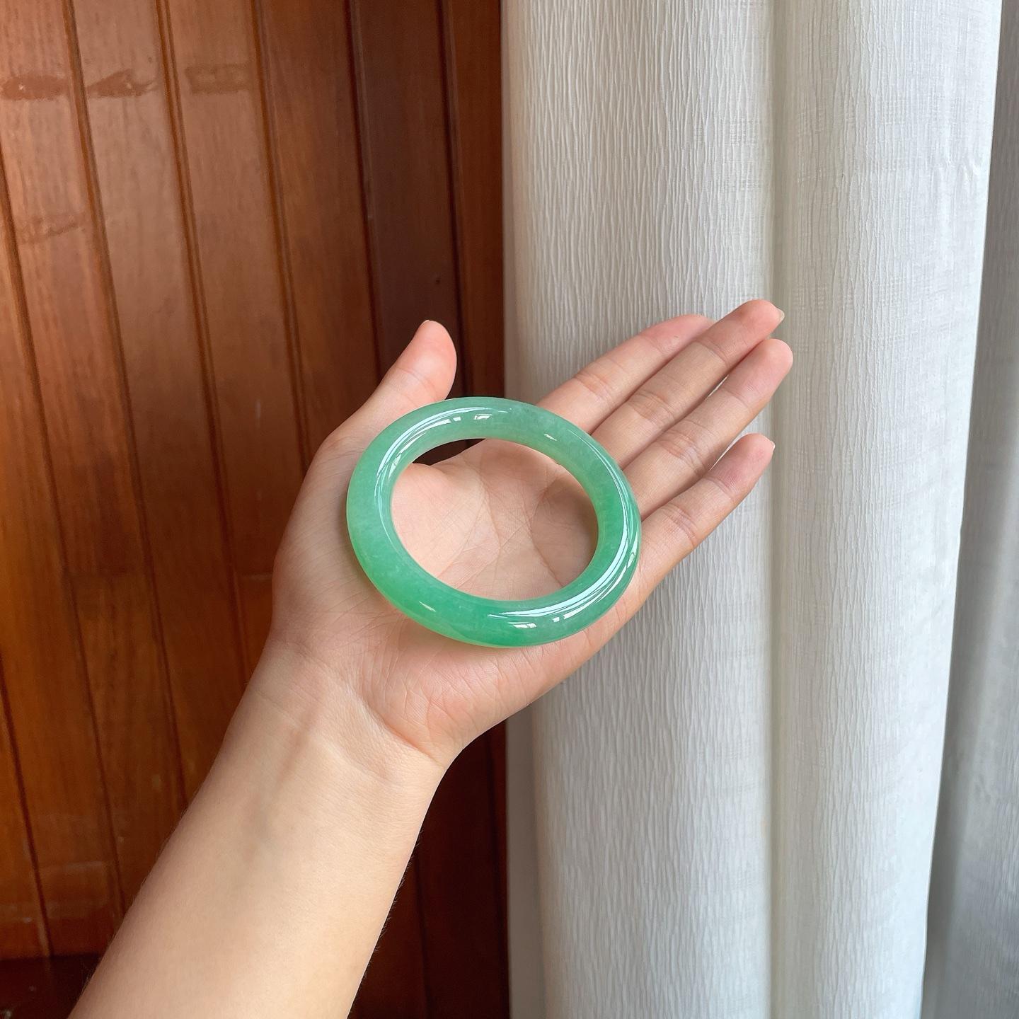 冰种果绿翡翠圆条手镯（55.3mm）（yc408427）