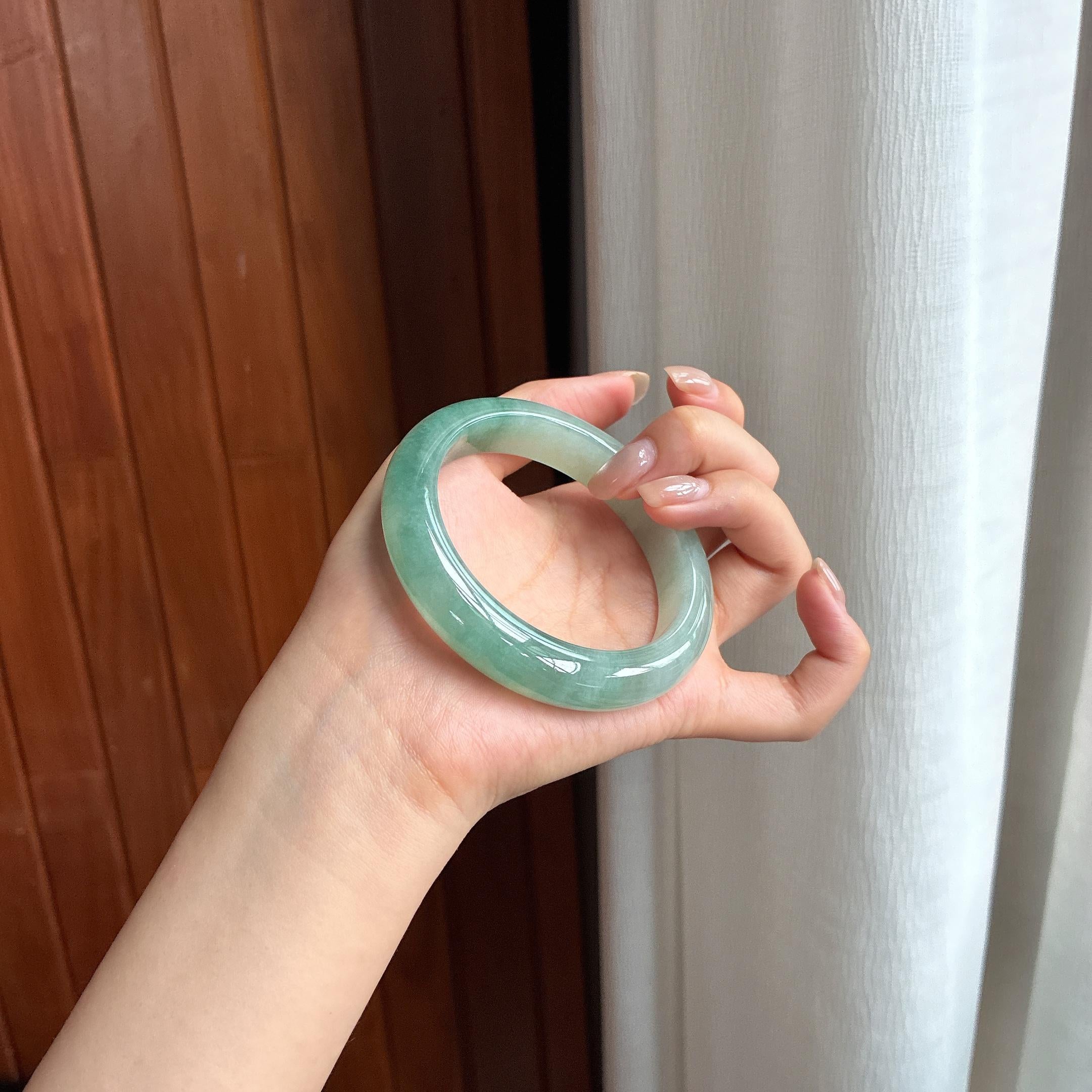 Vòng tay bình an chính khuyên miệng rộng, loại hạt mịn bán sơn bán thủy, size 58, Ngọc phỉ thúy tự nhiên loại A Myanmar (yc450833)