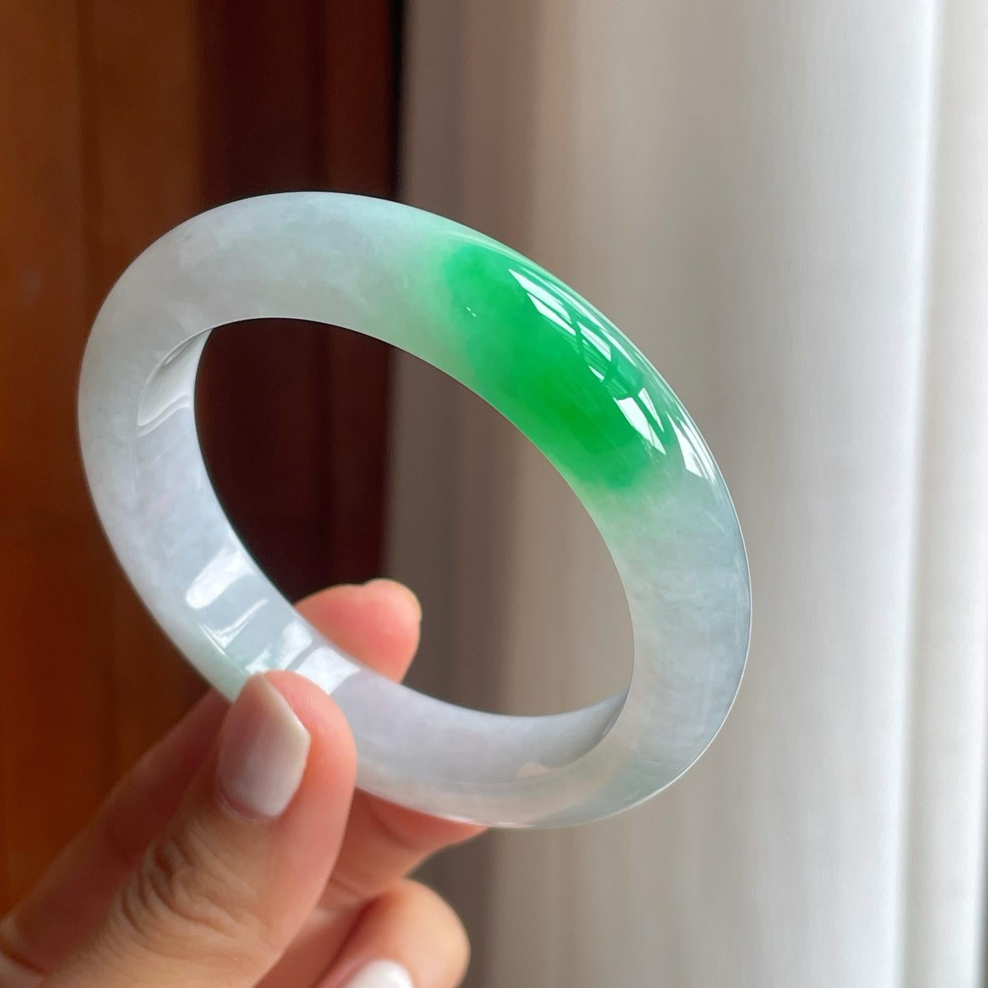 糯冰带辣绿色翡翠平安镯（56mm）（yc249148）