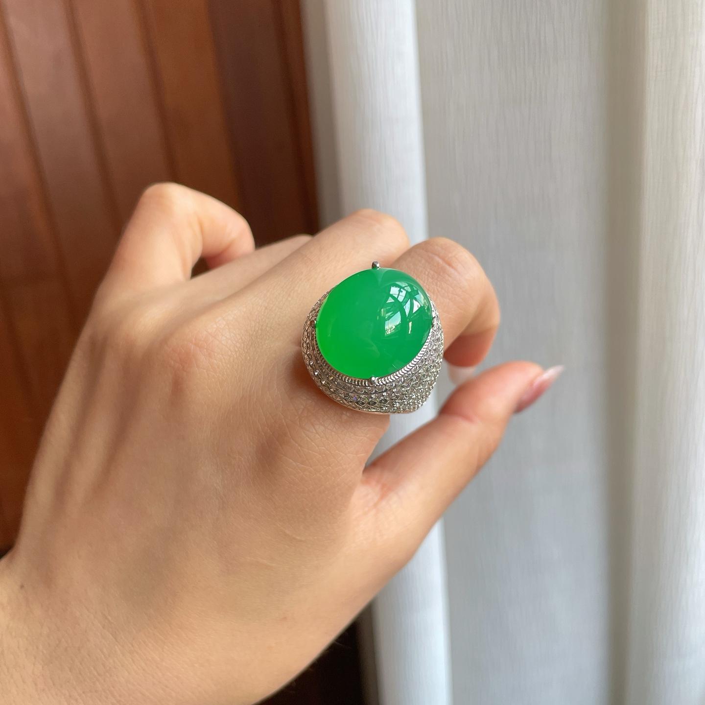 铜托冰种阳绿翡翠蛋面（yc310750）