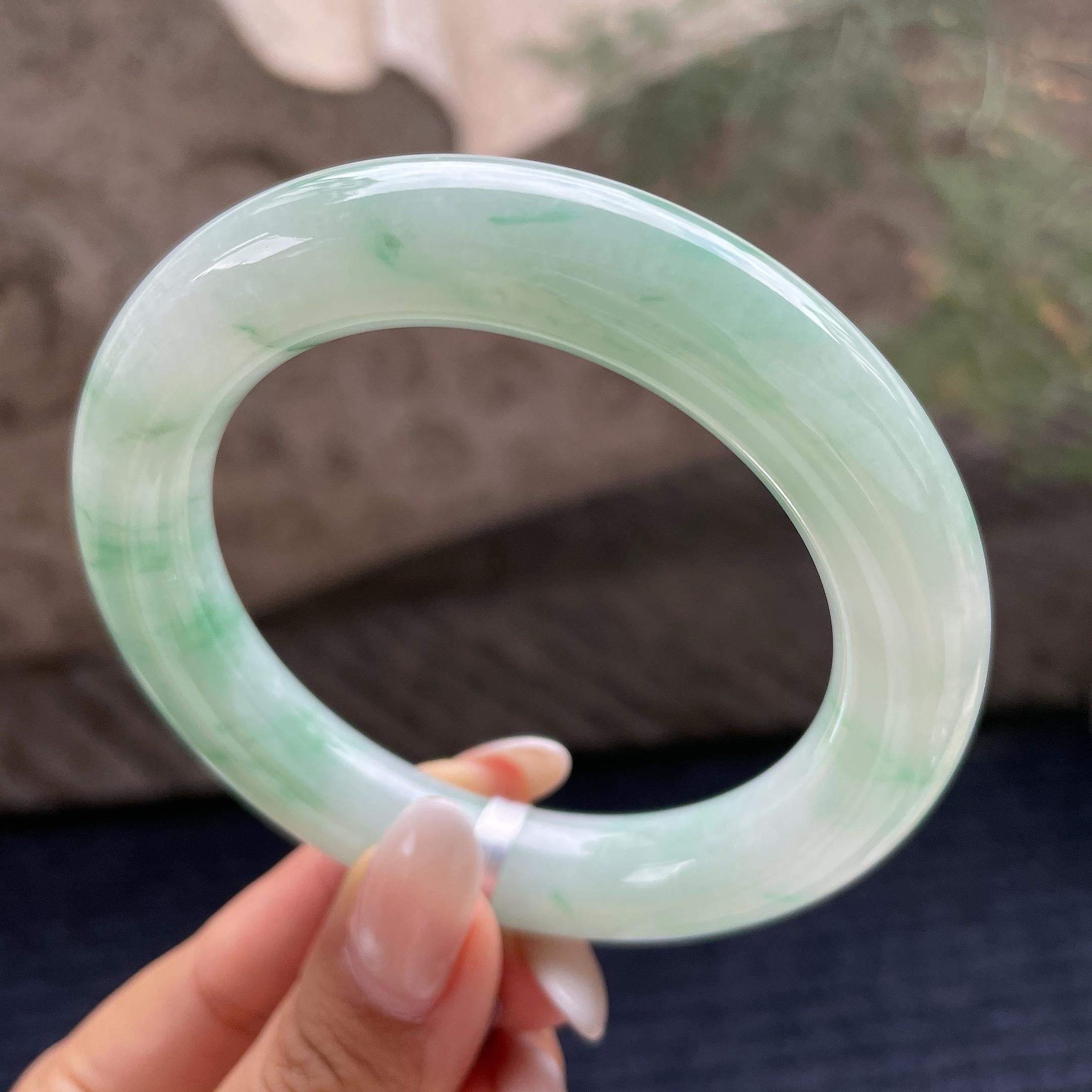 大圈口   细糯种飘绿花圆条手镯58.3圈      天然缅甸A货翡翠（yc421274）