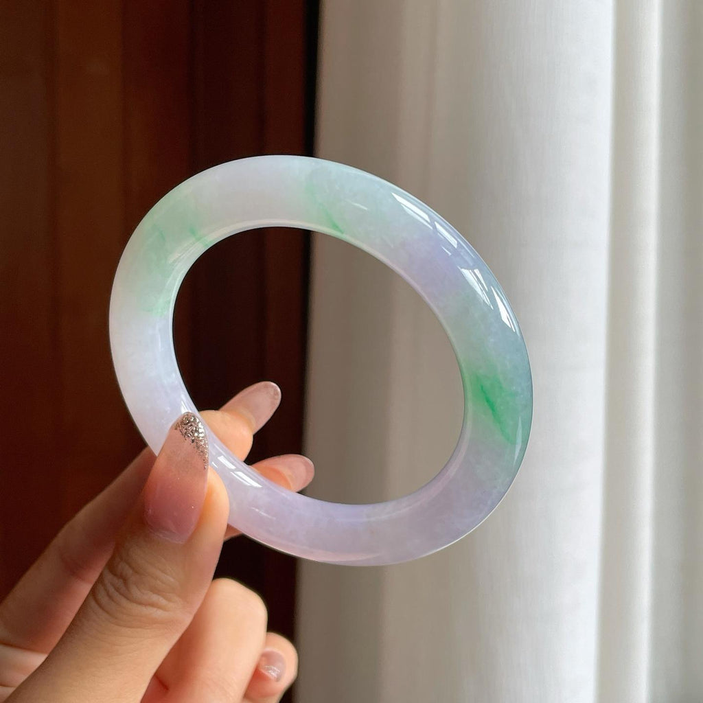 糯冰春底带色翡翠圆条手镯（55.5mm）（yc361745）