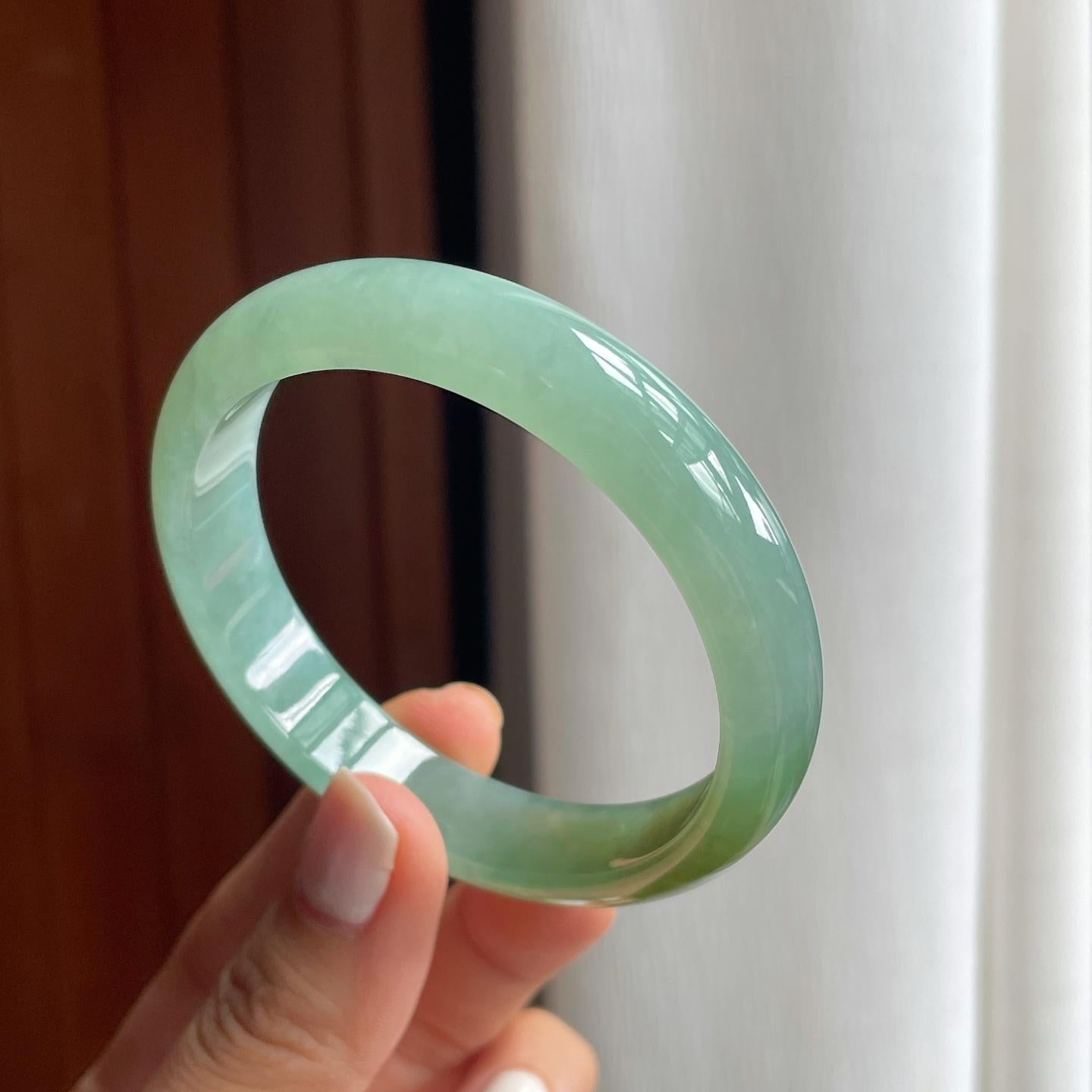 糯冰晴绿底带一抹黄翡翠平安镯（56mm）（yc254052）