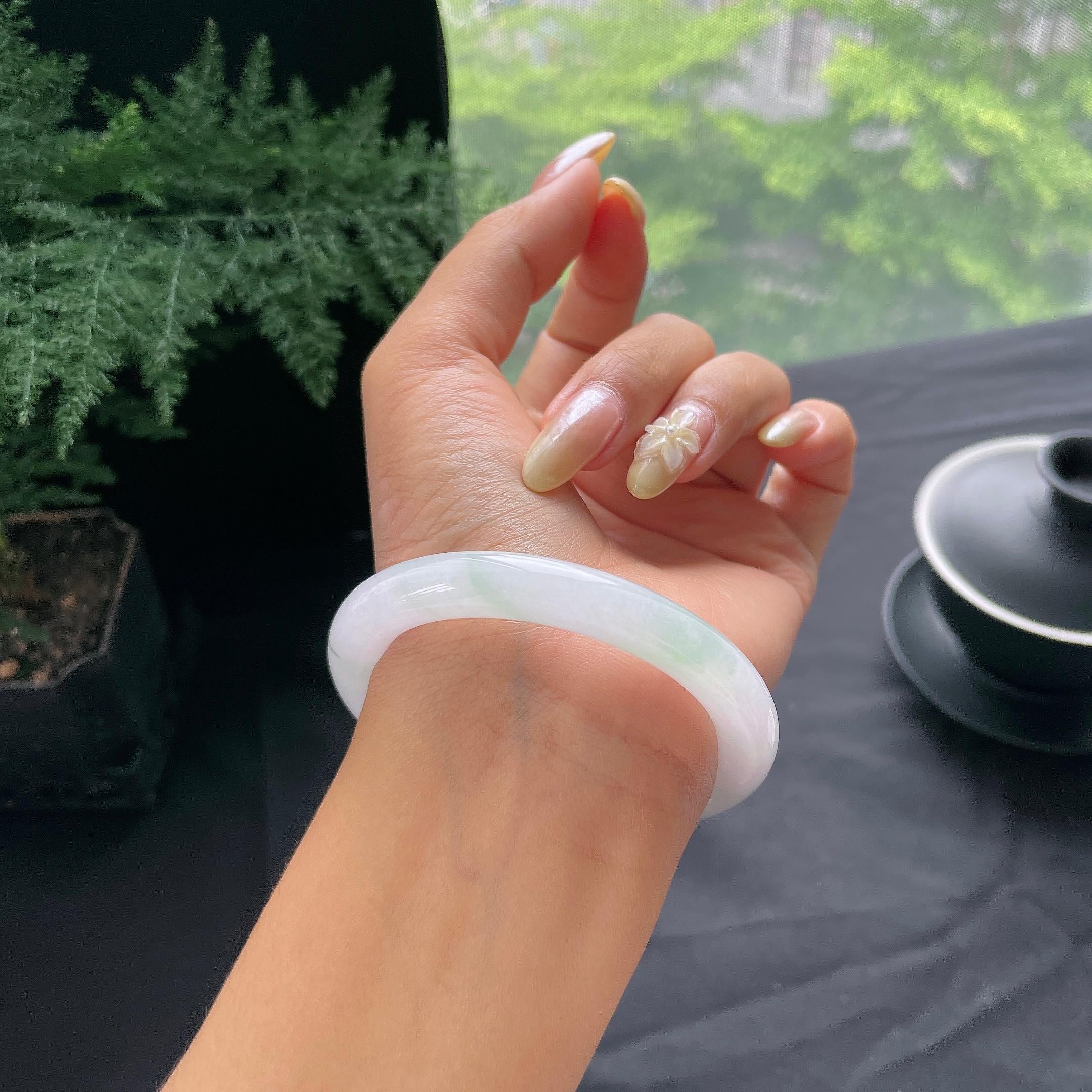 细糯种飘绿圆条手镯55.1圈 天然缅甸A货翡翠（yc473130）