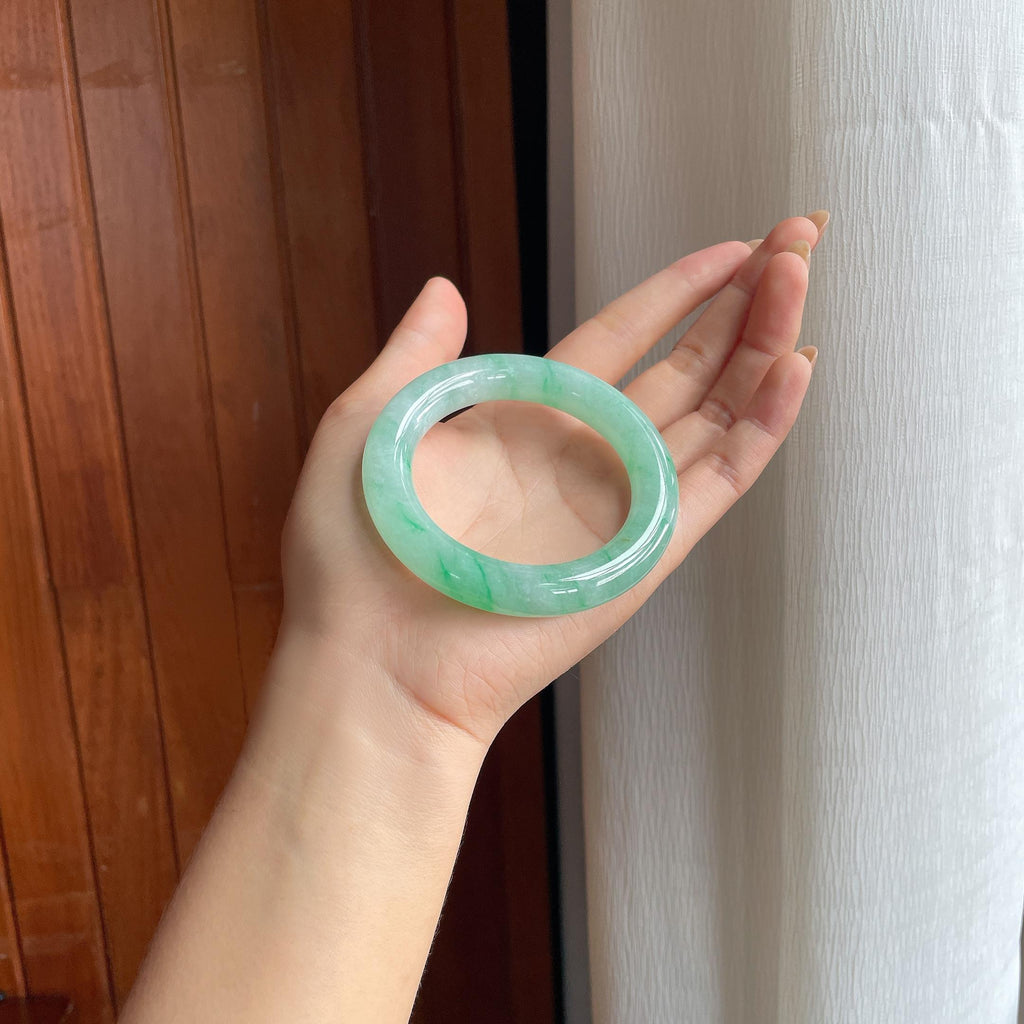 糯冰飘翠色翡翠圆条手镯(53mm)（yc423152）