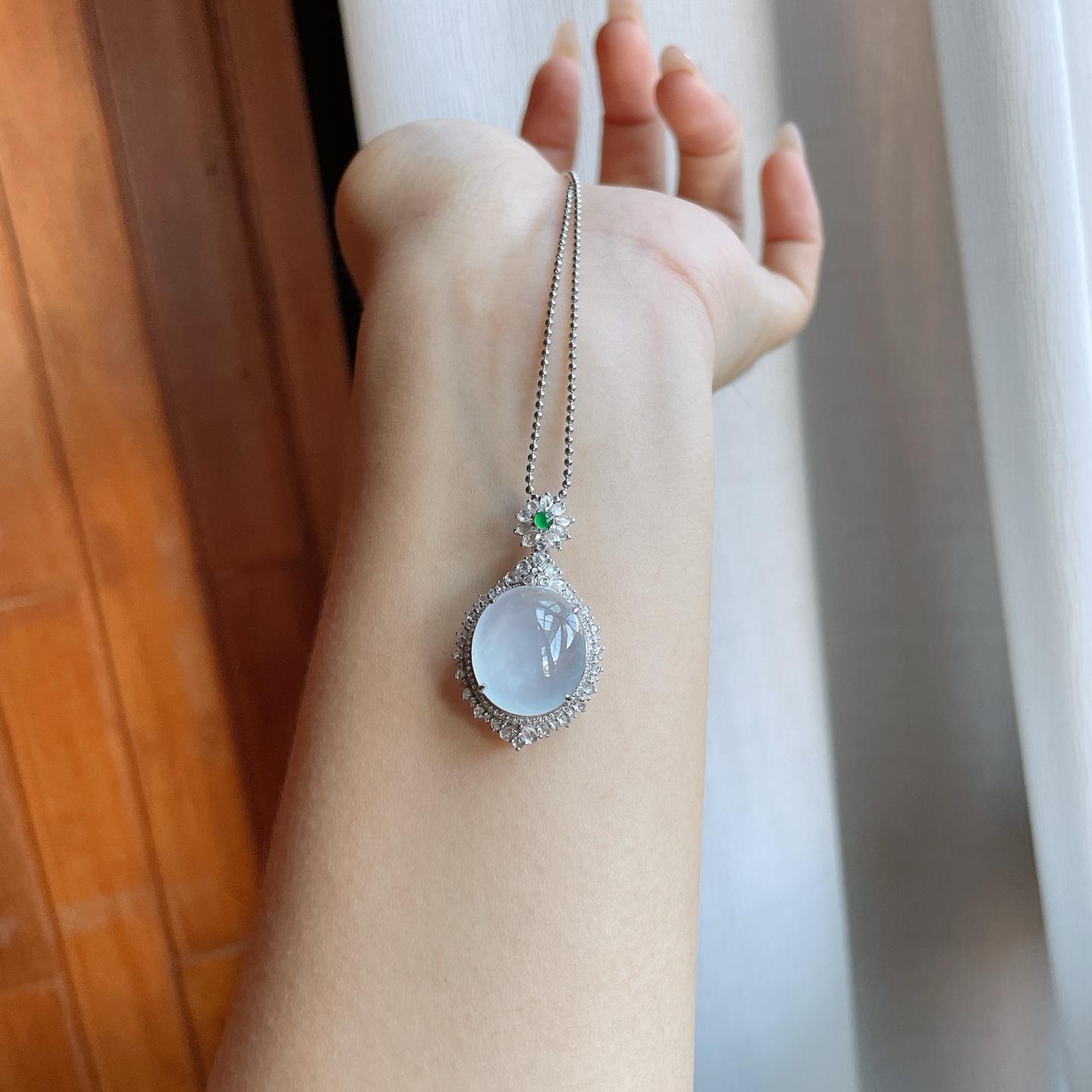 18k金镶冰玻种无色翡翠蛋面（yc242743）