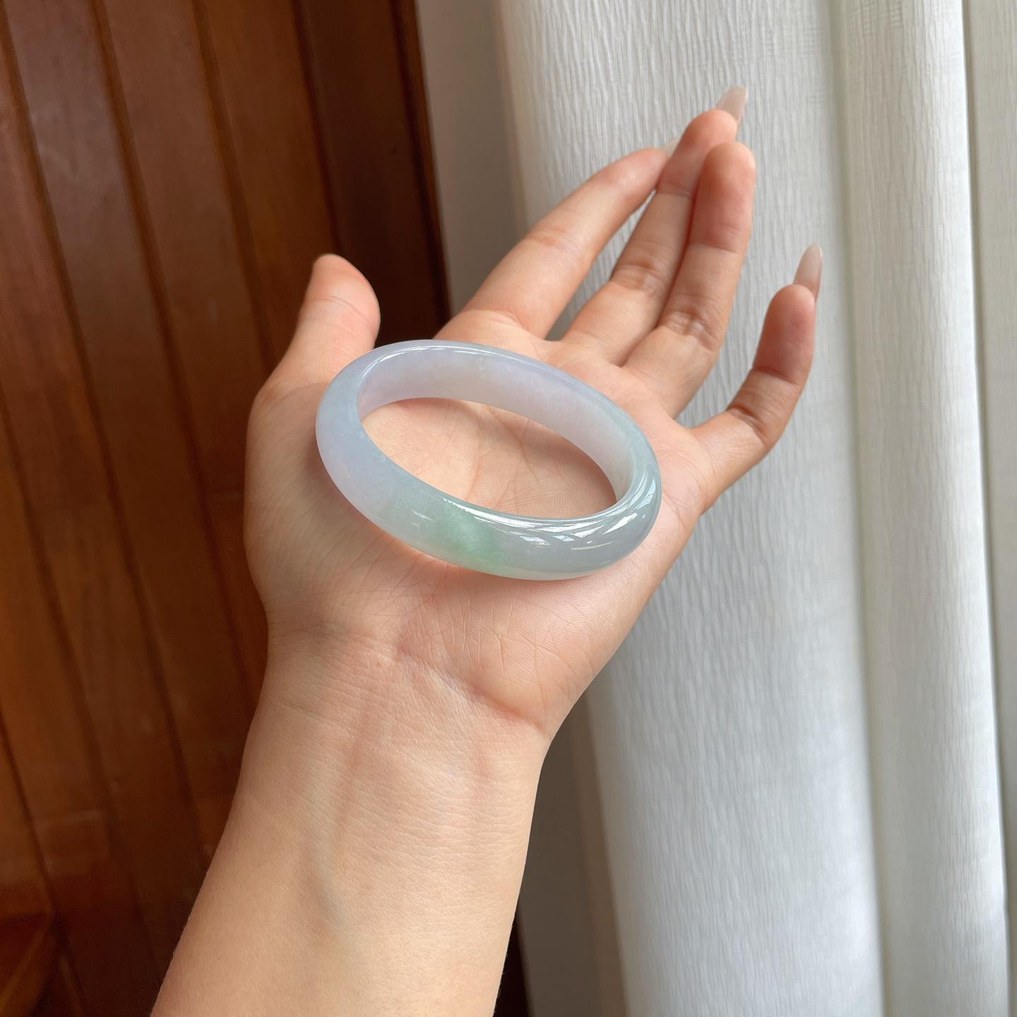 冰种淡春彩翡翠贵妃镯（53.5mm）（yc311334）