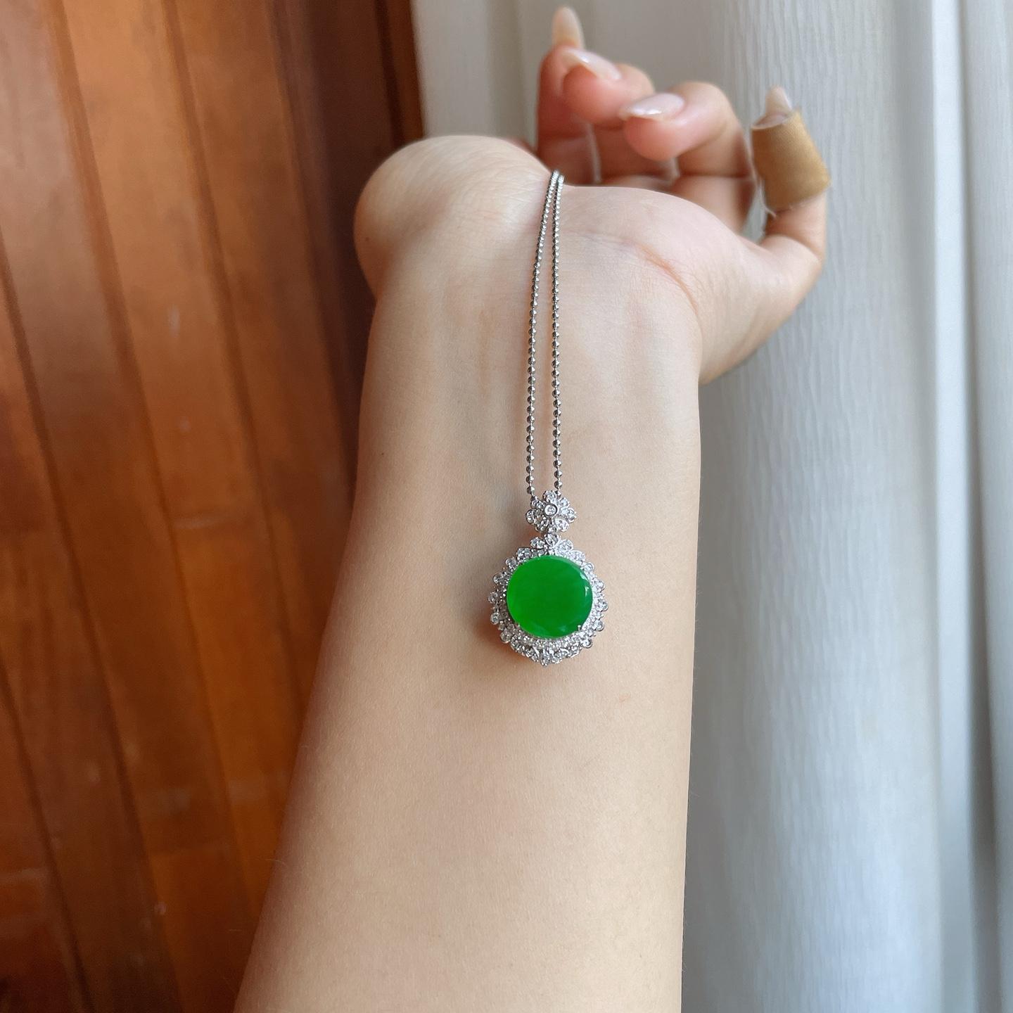 18k金镶冰种满绿翡翠无事牌（yc246209）