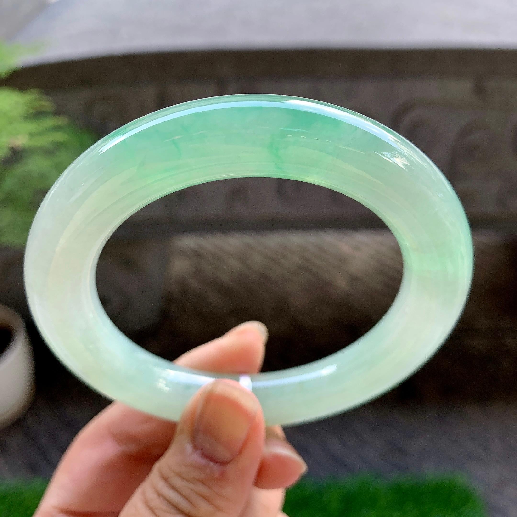 糯冰种晴底飘绿洒金圆条手镯（58mm）（yc223251）