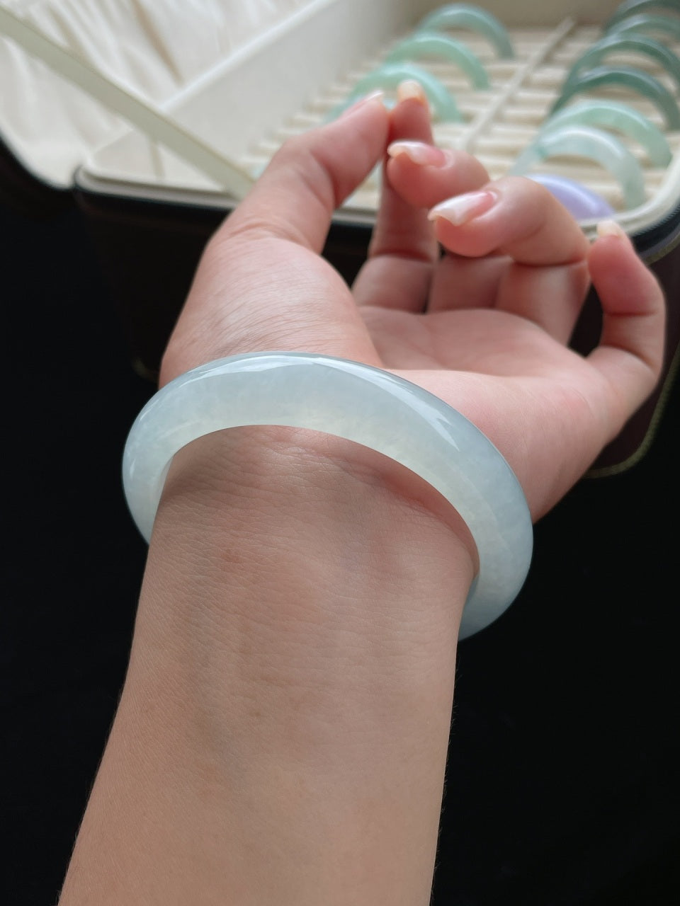 冰种带有淡淡的蓝味正圈翡翠手镯（57mm）