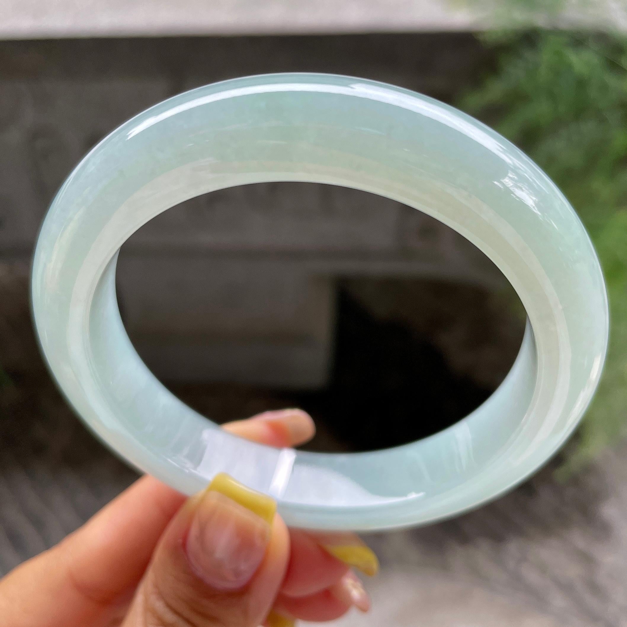 大圈口    细糯种淡晴底正圈平安镯58圈      天然缅甸A货翡翠（yc383107）