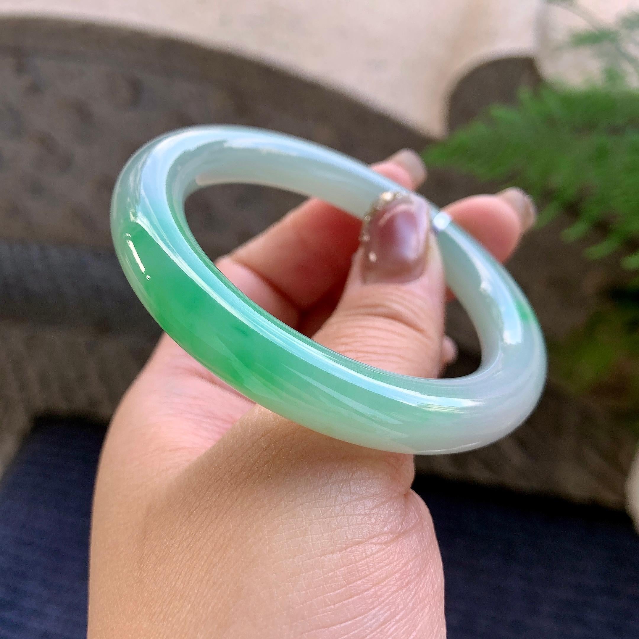 细糯种飘绿圆条手镯（53mm）（yc290108）