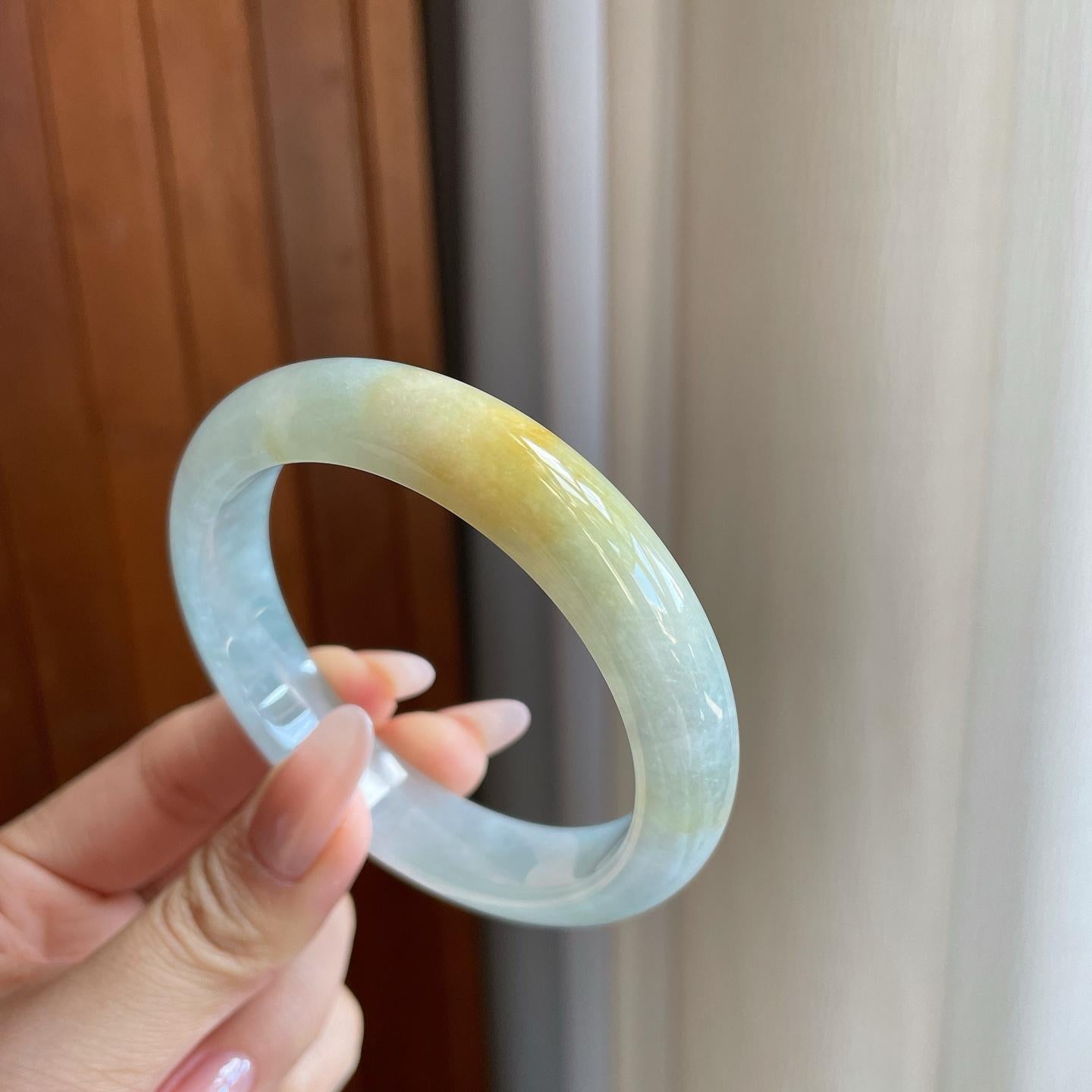 糯冰淡湖水绿带黄翡翡翠平安镯（56.6mm）（yc269675）