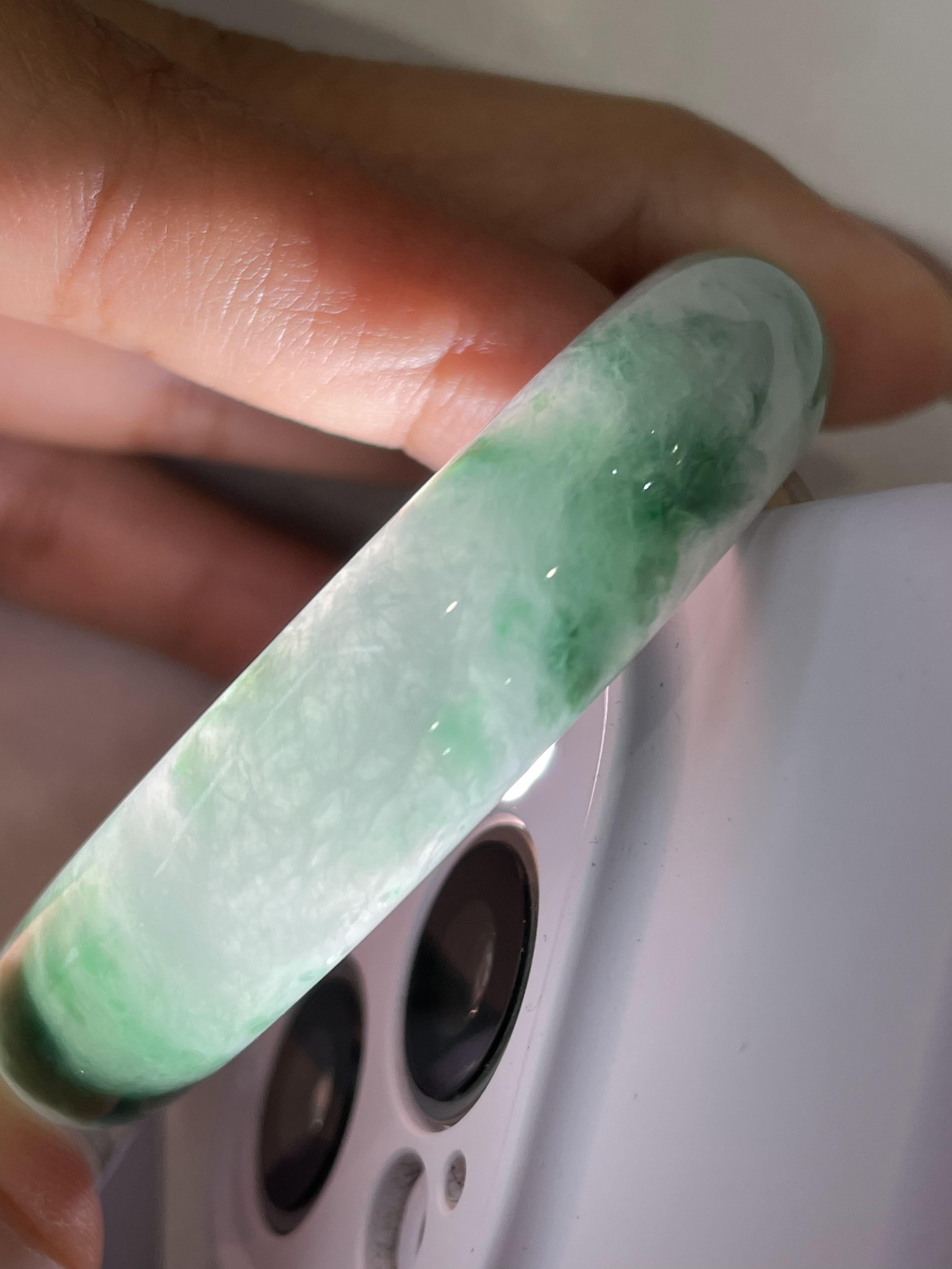小圈口    细糯种飘绿贵妃手镯     52.4圈     天然缅甸A货翡翠（yc408853）