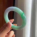 糯冰春底带色翡翠圆条手镯(57.2mm)（yc423141）