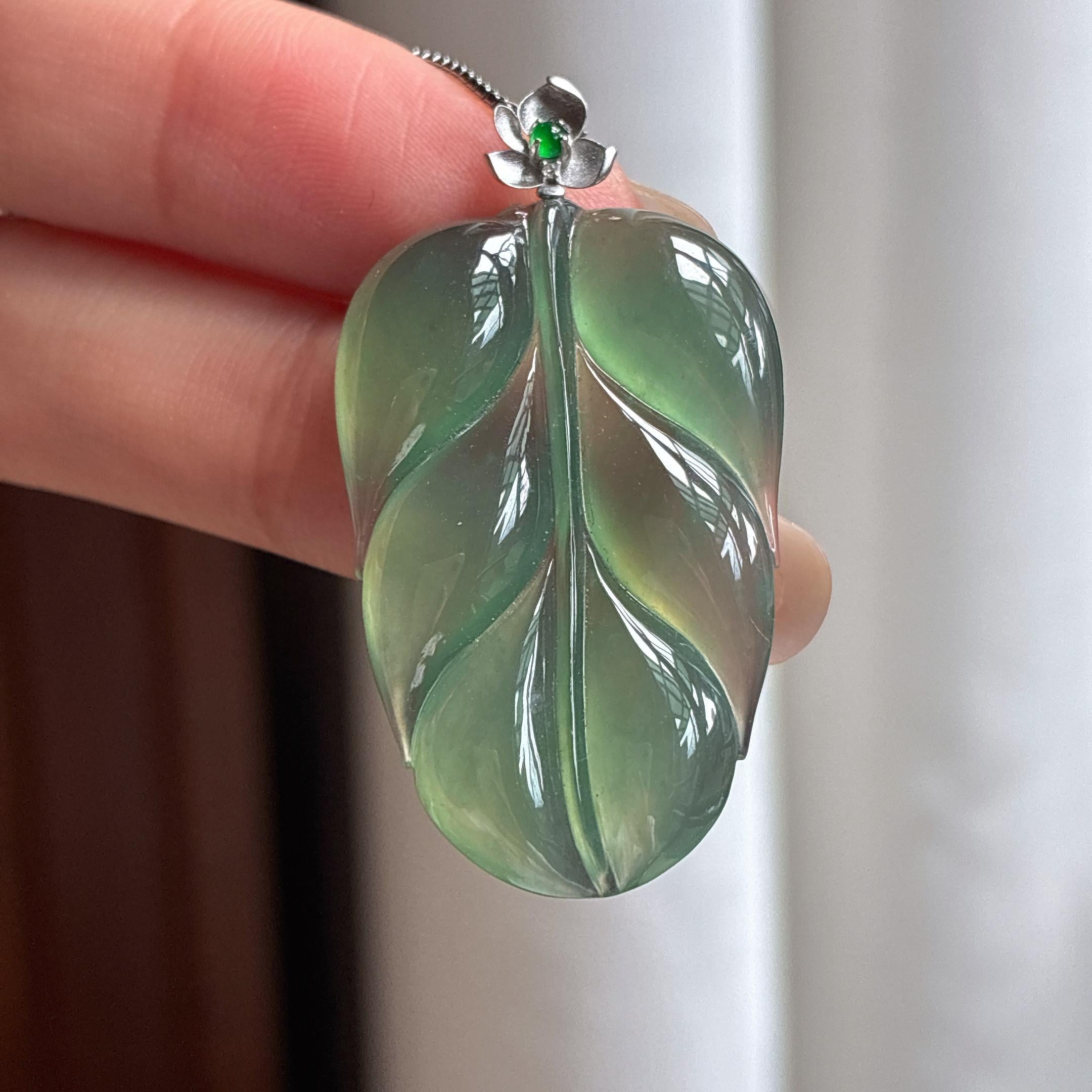 Lá cẩm thạch phỉ thúy tự nhiên Myanmar loại A màu xanh nước hồ băng chủng móc đầu vàng 18k