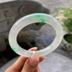 糯冰种飘绿圆条手镯（55.4mm）