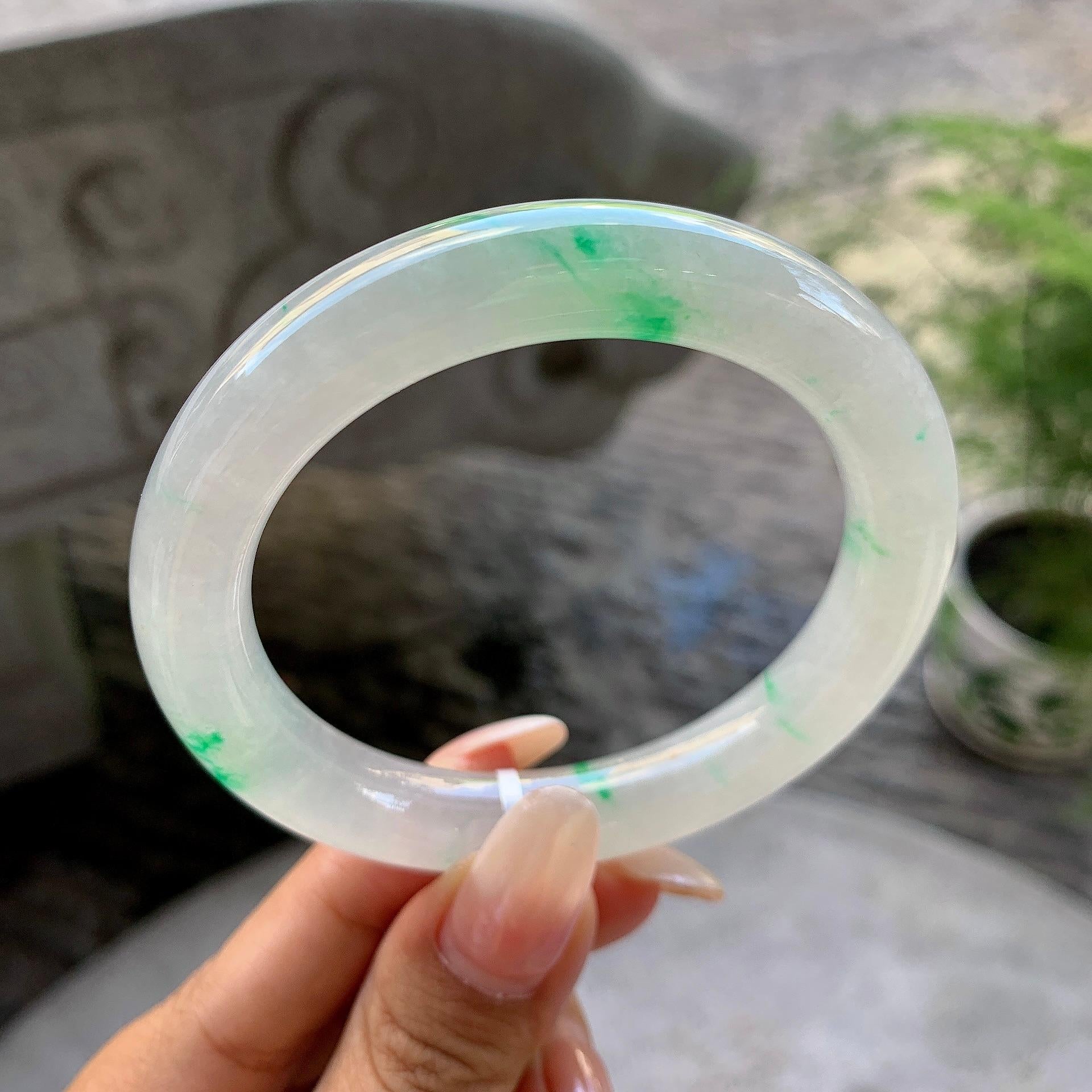 糯冰种飘绿圆条手镯（55.4mm）