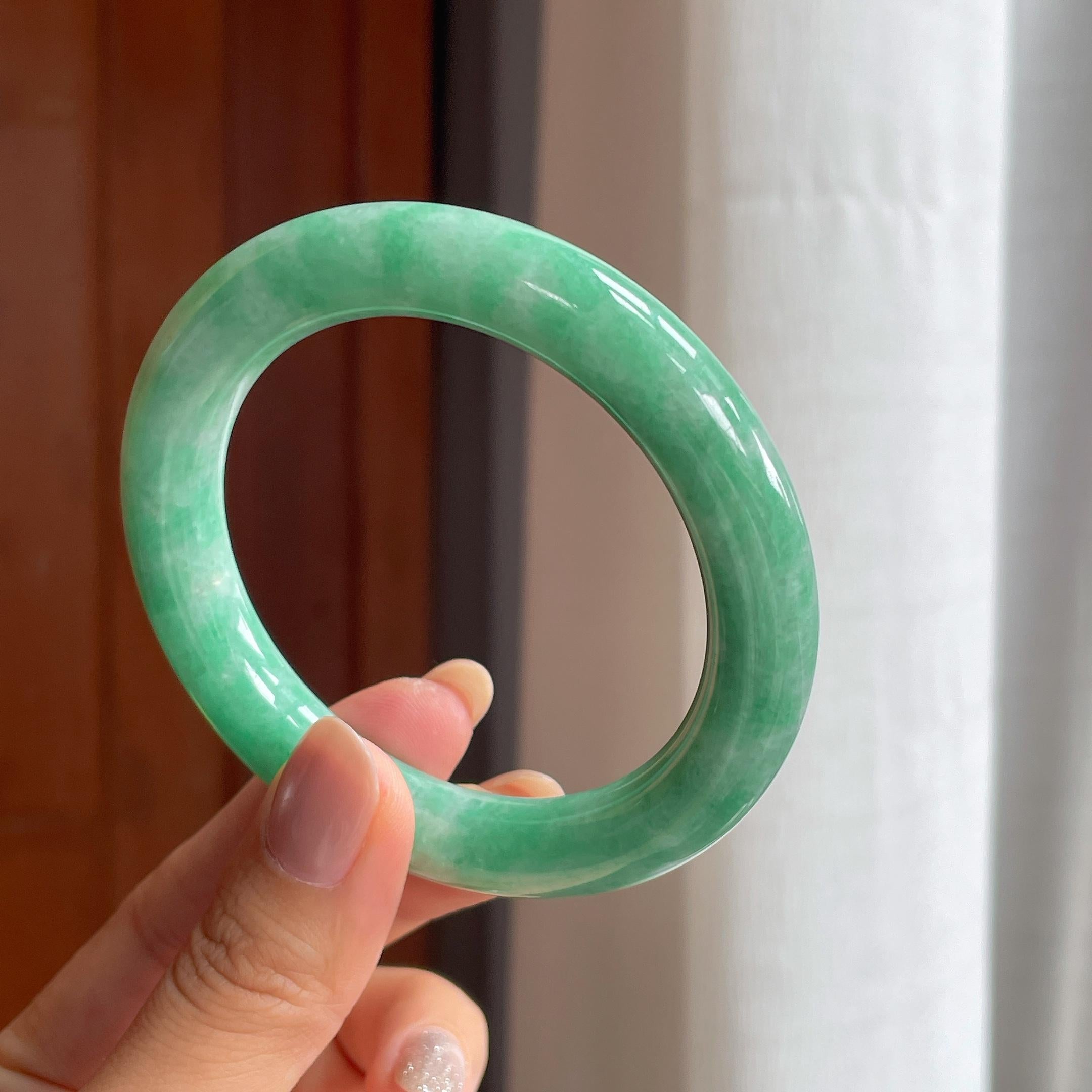 糯冰果绿翡翠圆条手镯（56mm）（yc423121）