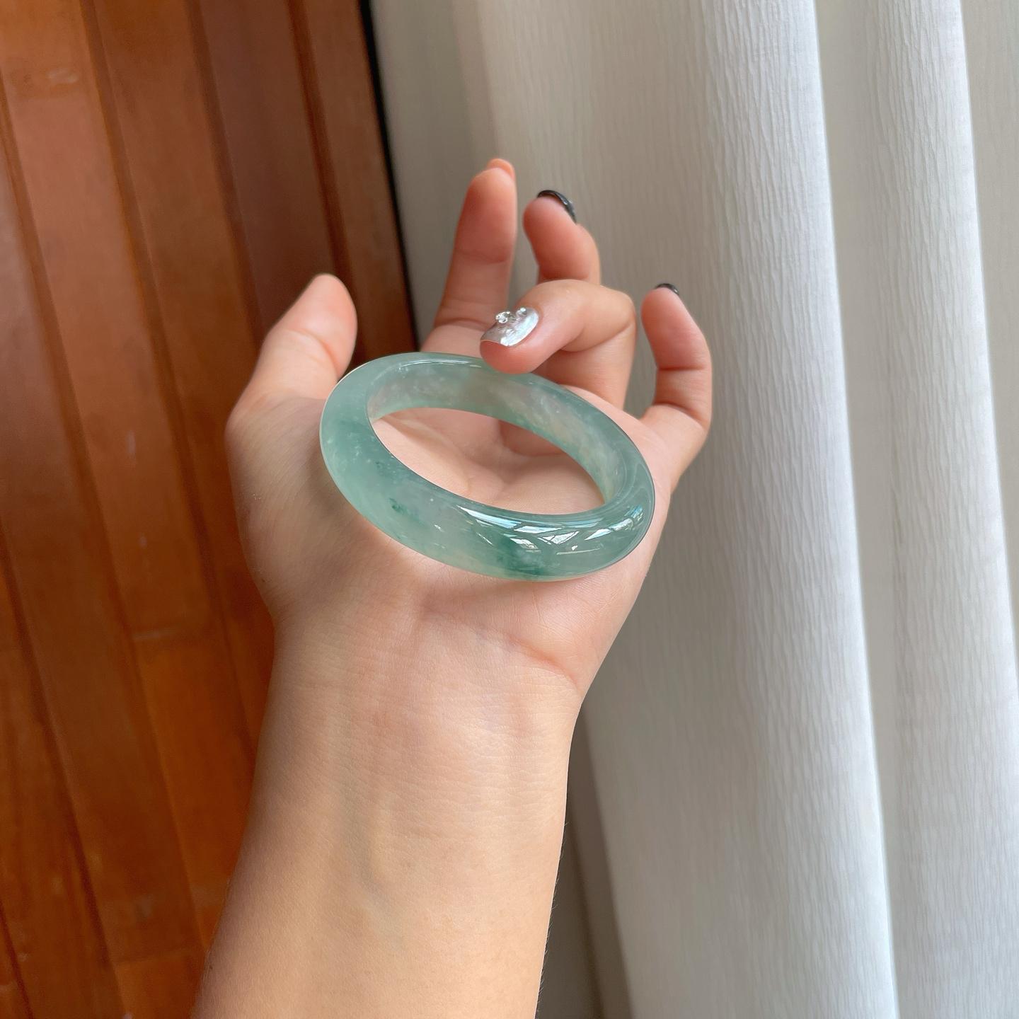 冰玻种蓝底飘花翡翠贵妃镯（55.5mm）（yc277370）