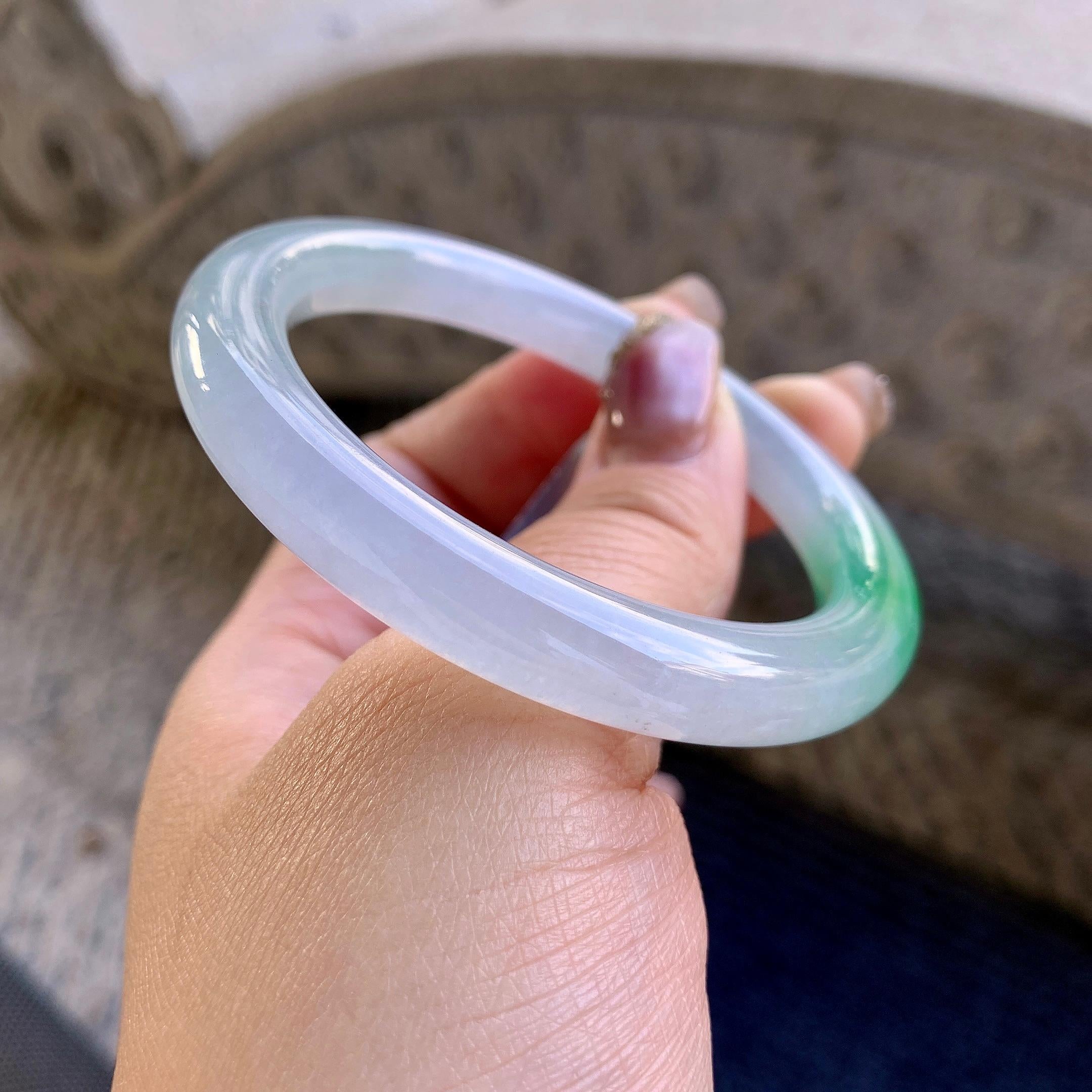 糯冰种淡紫底飘绿圆条手镯（53.4mm）（yc290113）