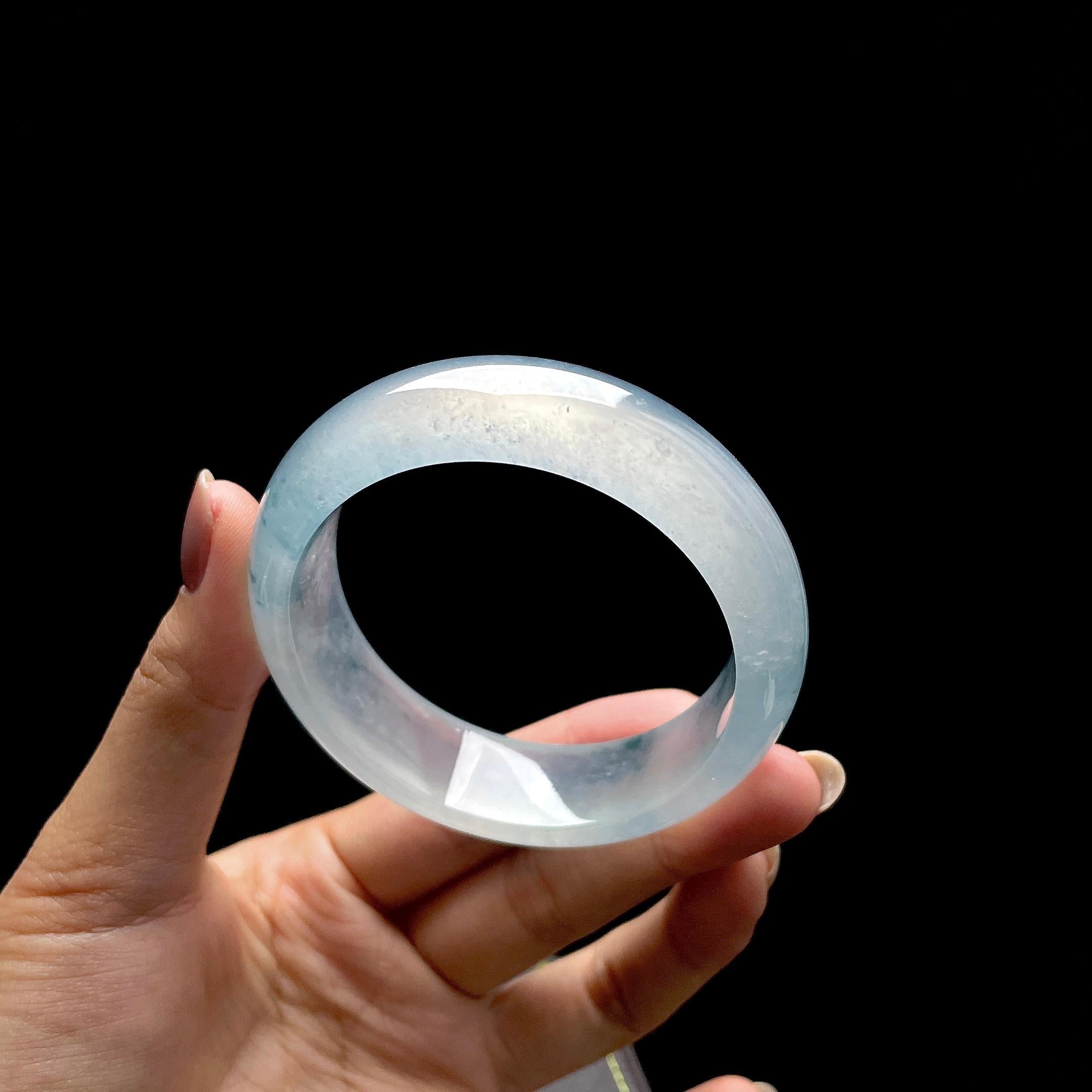 冰玻种飘蓝花宽版翡翠手镯（57.5mm）（yc402747）