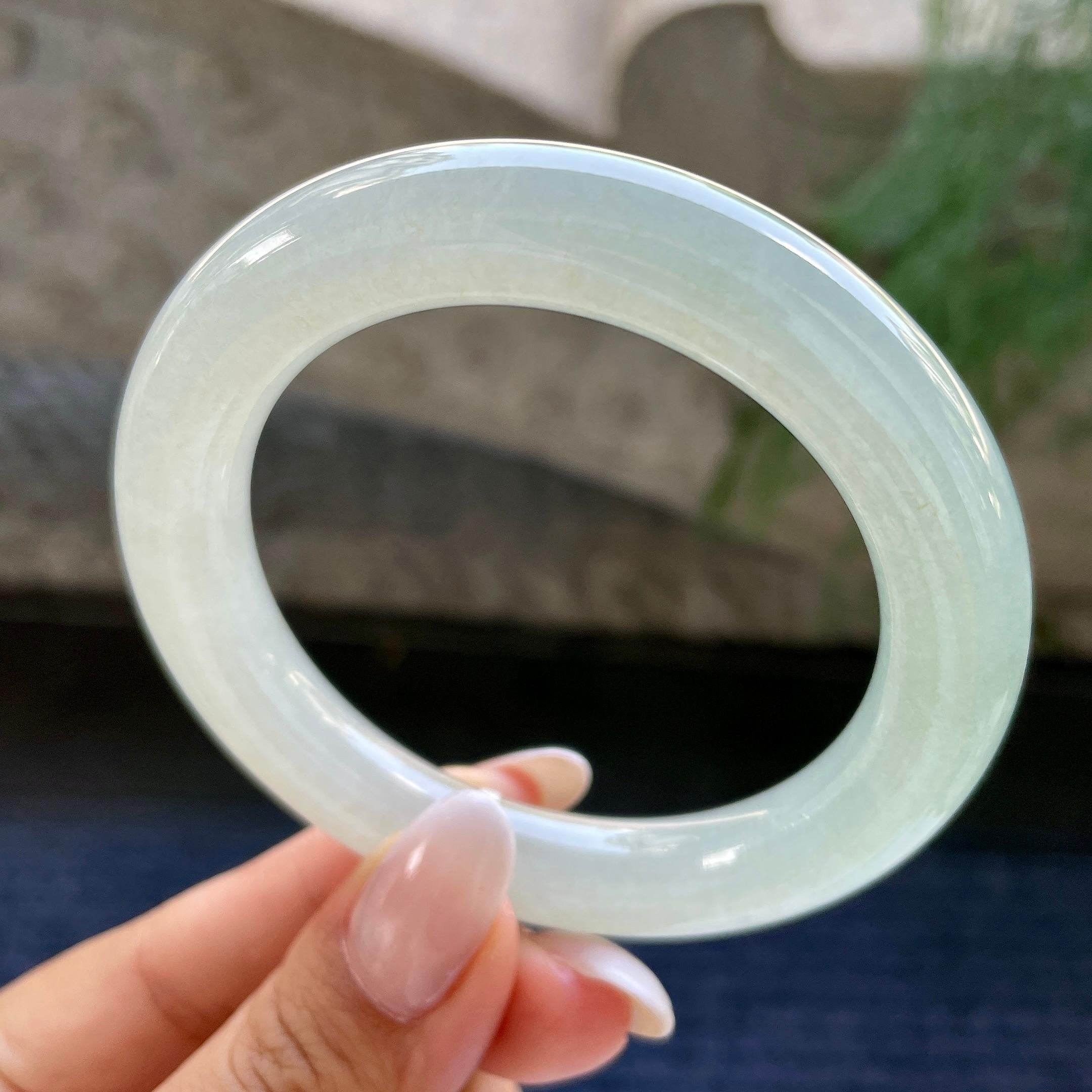 细糯种淡晴底圆条手镯     55.5圈     天然缅甸A货翡翠（yc408844）