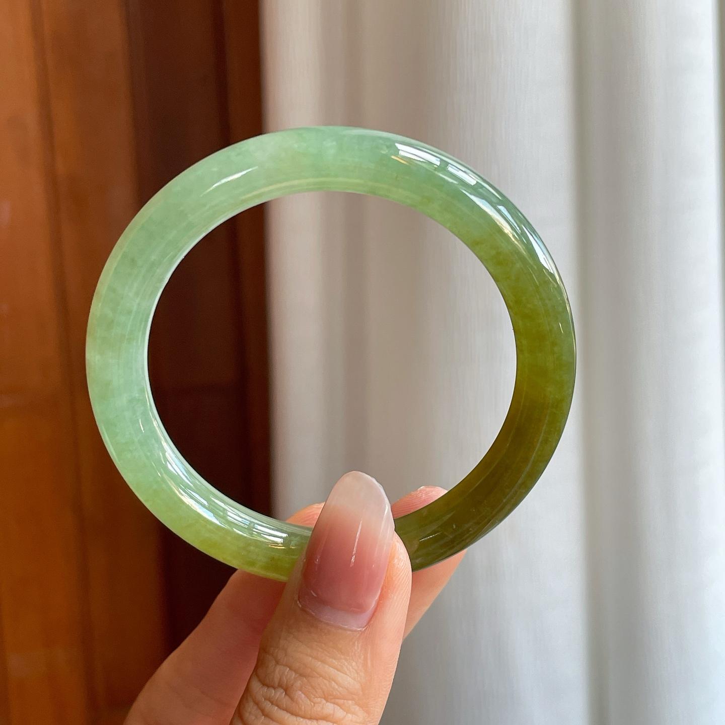 糯冰湖水绿带黄翡翠圆条手镯（52mm）（yc312924）