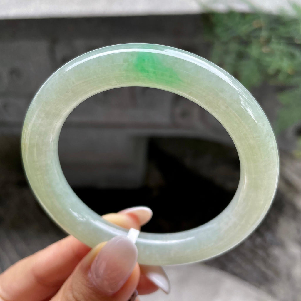 细糯种晴底飘绿花圆条手镯55圈           天然缅甸A货翡翠（yc407874）