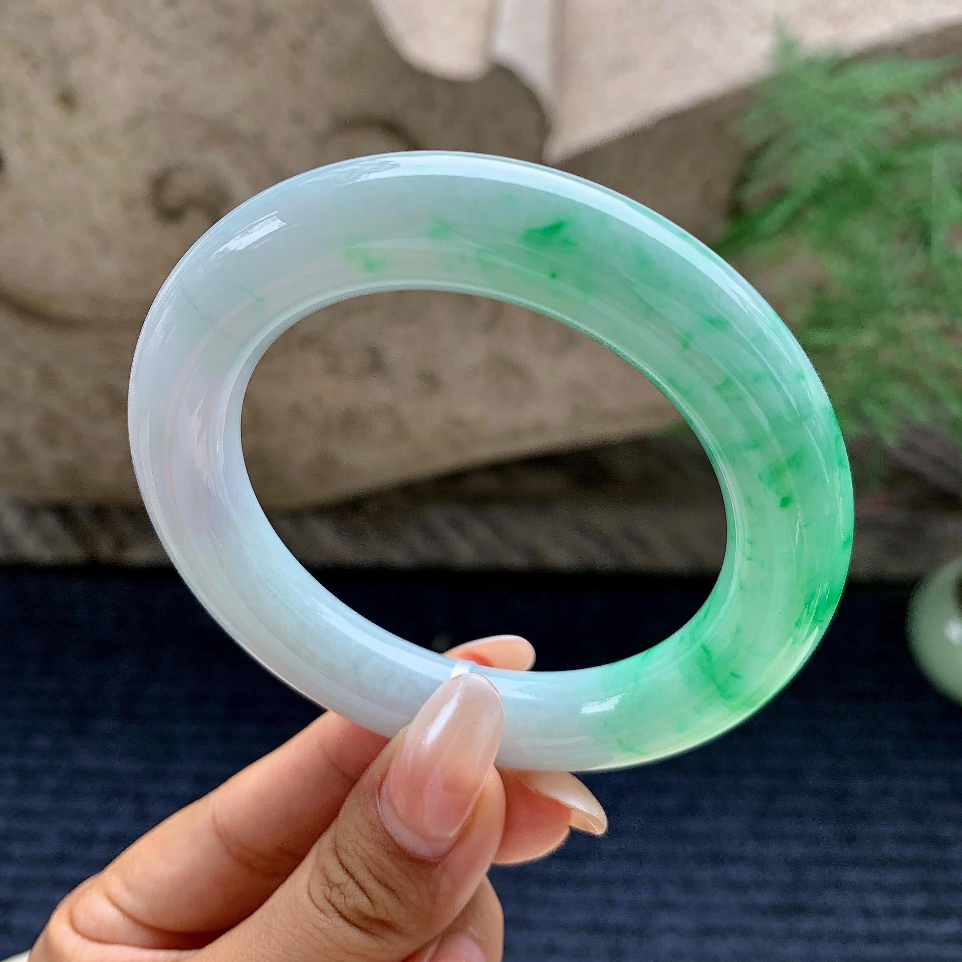 细糯种飘绿圆条手镯（56.7mm）