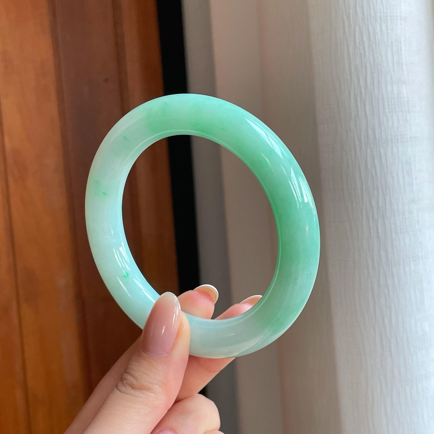 糯冰果绿翡翠圆条手镯（57mm)（yc373953）