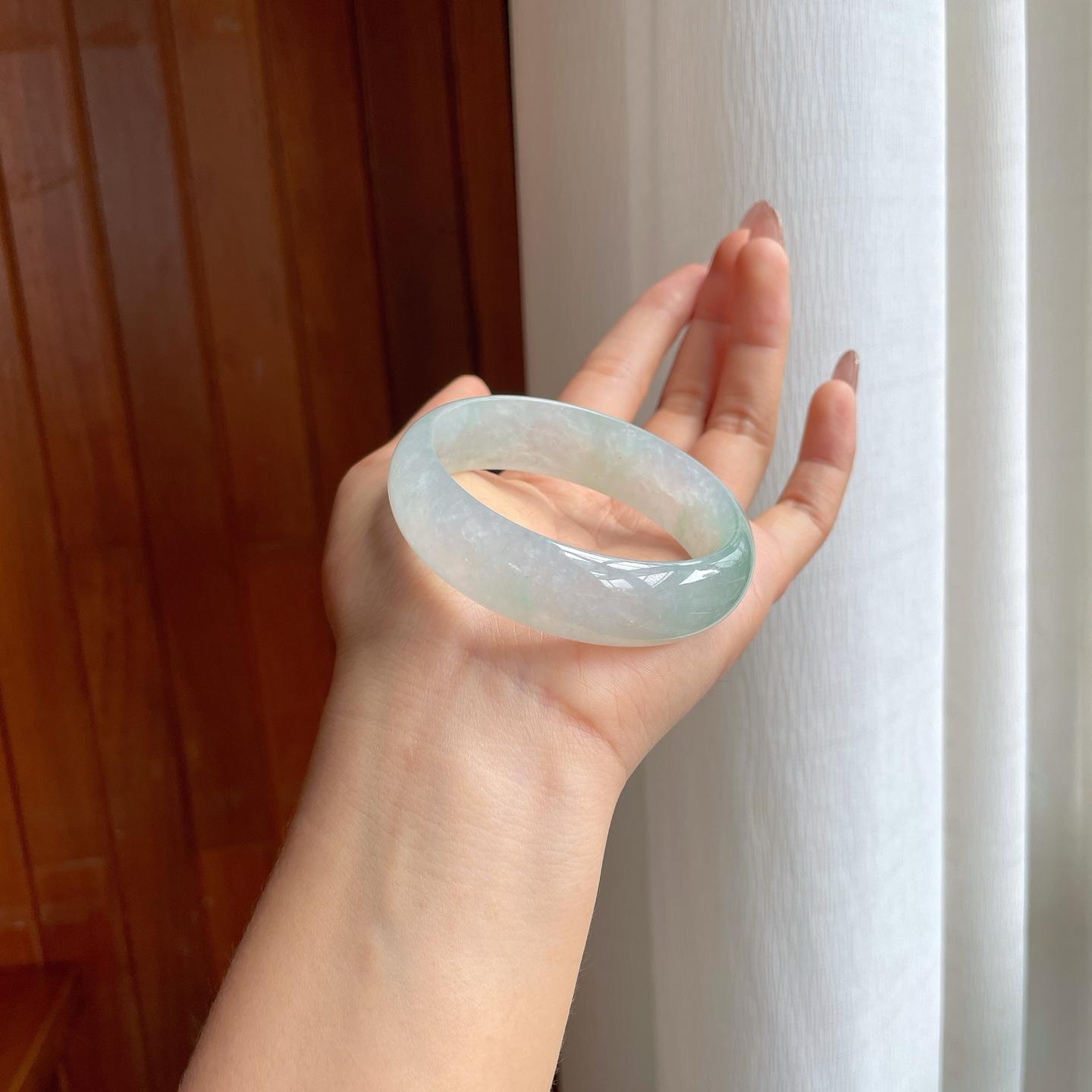 冰种飘绿花宽版翡翠手镯（55.7mm）（yc361775）
