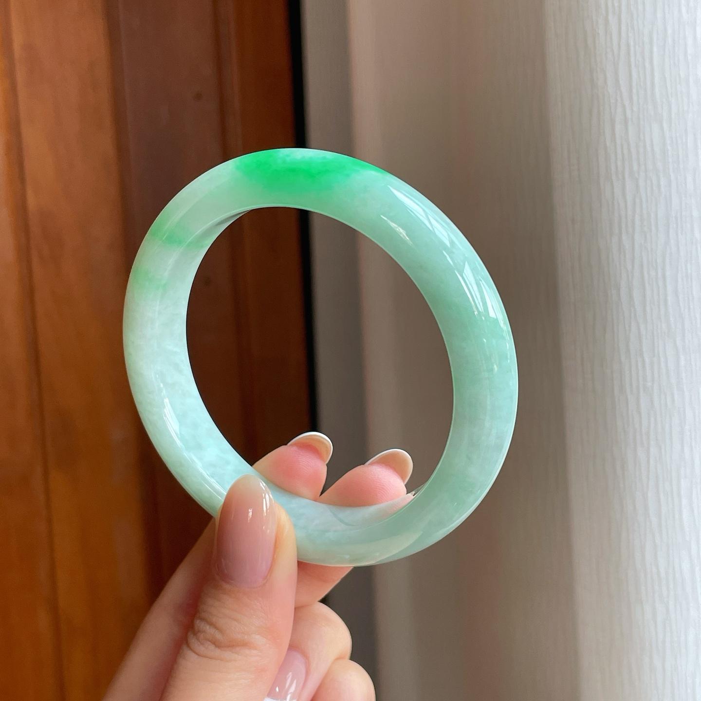 糯冰带翠色翡翠平安镯（57mm)（yc373961）