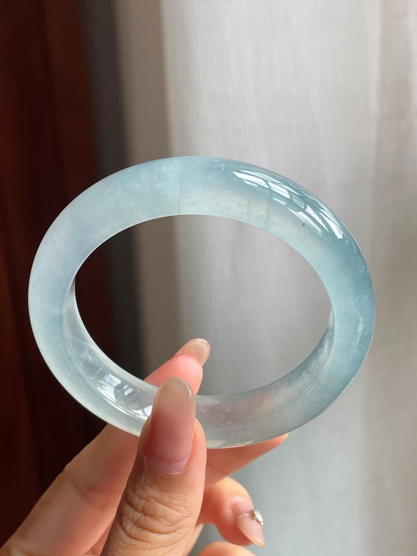 冰玻种带底色雪花棉翡翠平安镯（55mm）（yc196579）