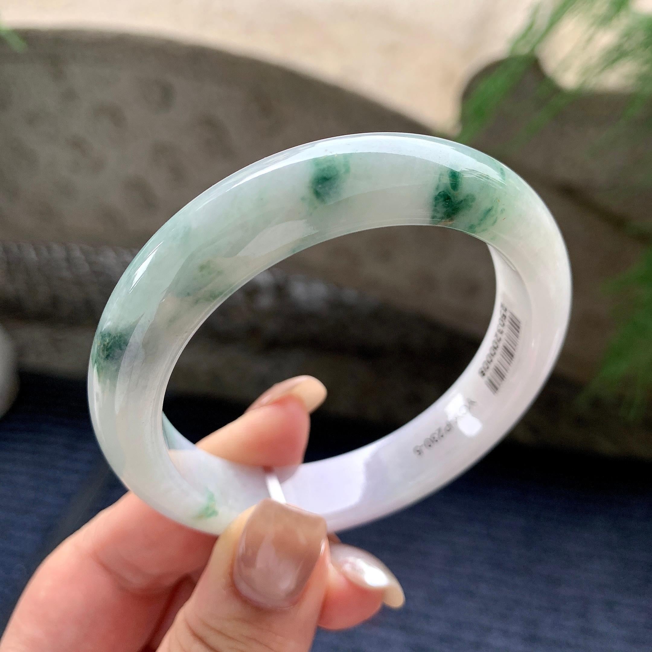 细糯种淡粉底飘绿花正圈平安镯  55.7圈口  天然缅甸A货翡翠（yc436254）