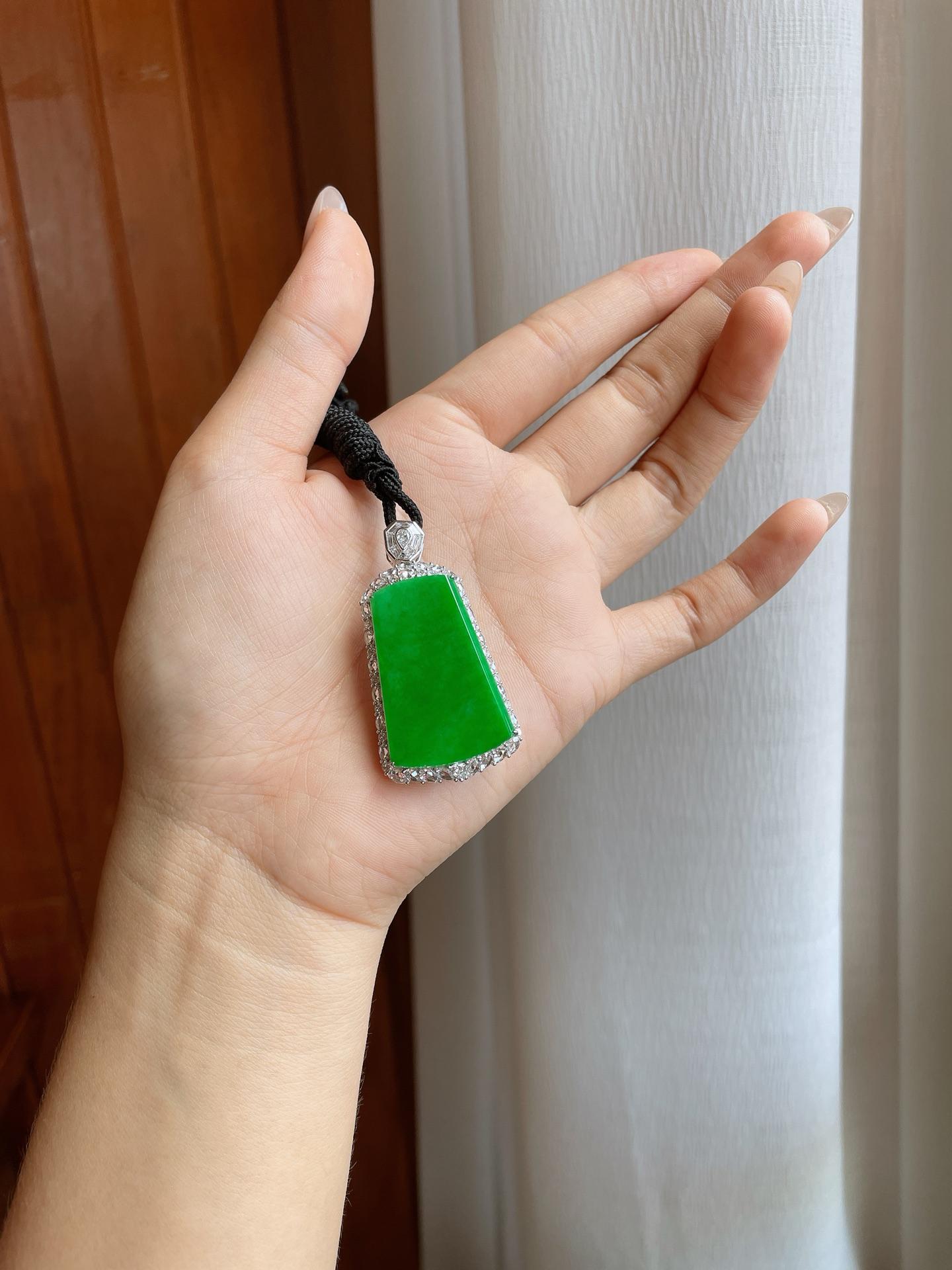 18k金镶糯冰满绿翡翠无事牌（yc241845）