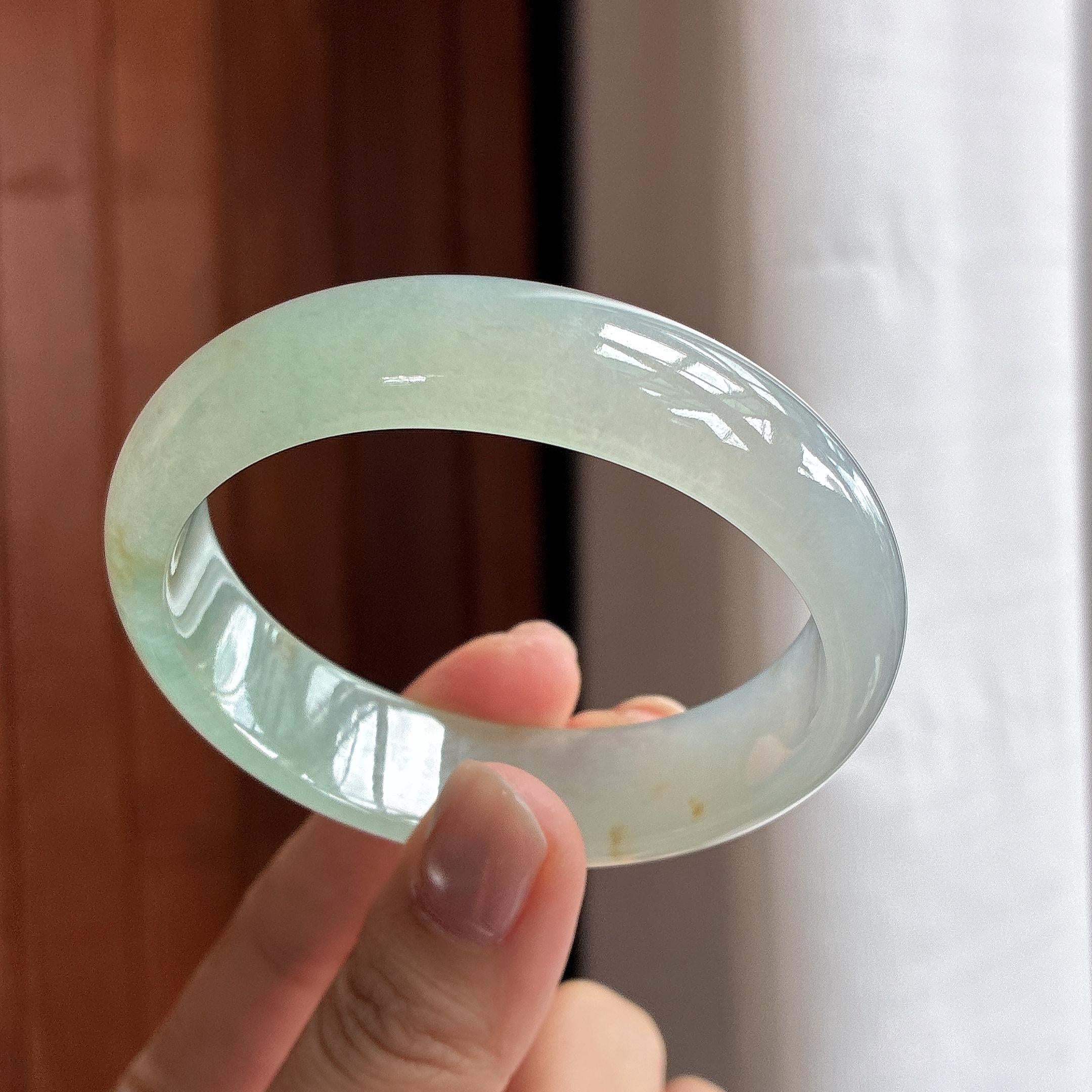 糯冰晴底飘黄贵妃手镯 56圈 天然缅甸A货翡翠（yc469558）