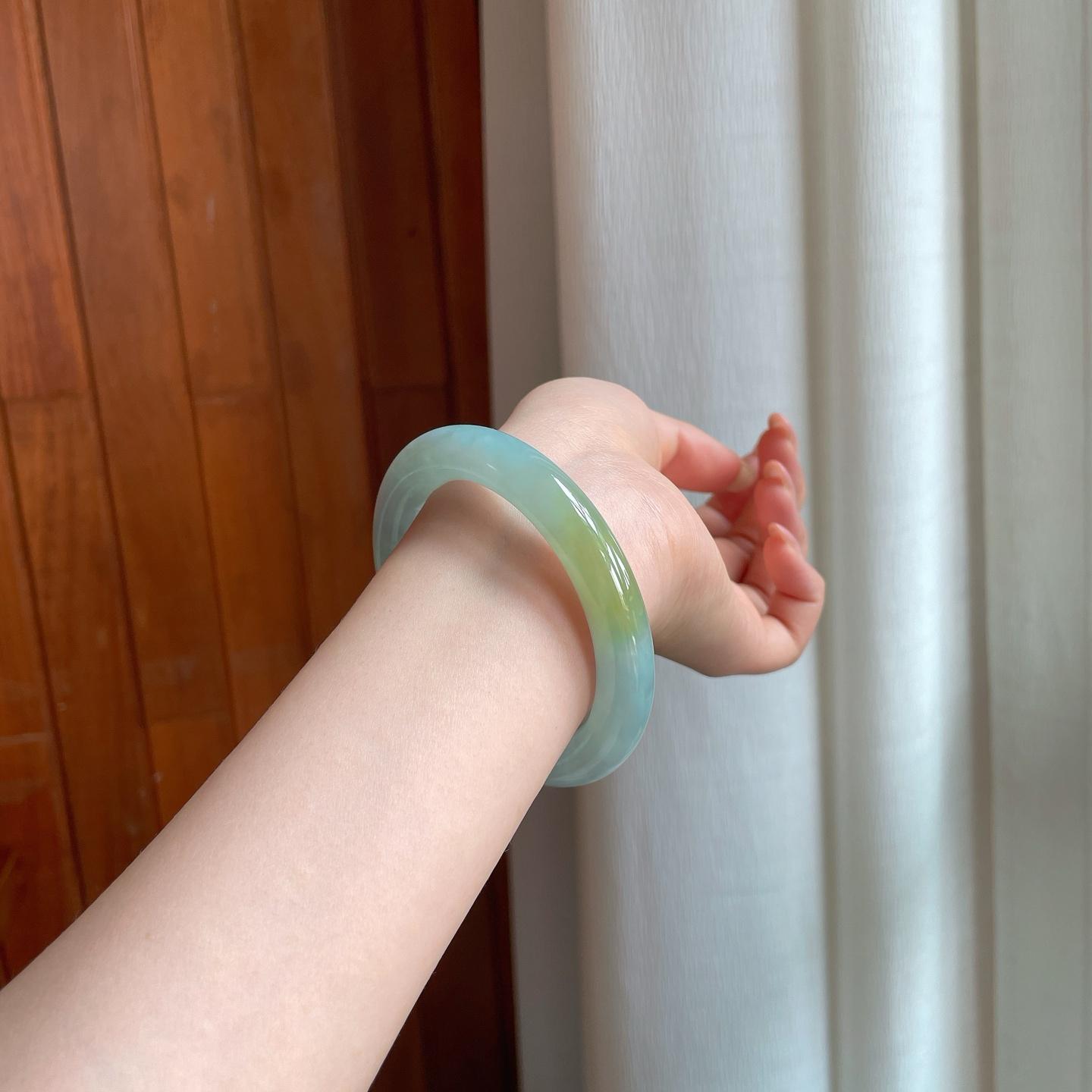 冰种飘黄翡翠圆条手镯（55mm)（yc360254）