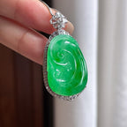 Ngọc bích Myanmar tự nhiên loại A, hình như ý, màu xanh lục đầy đặn, cẩn vàng 18k (yc450414)