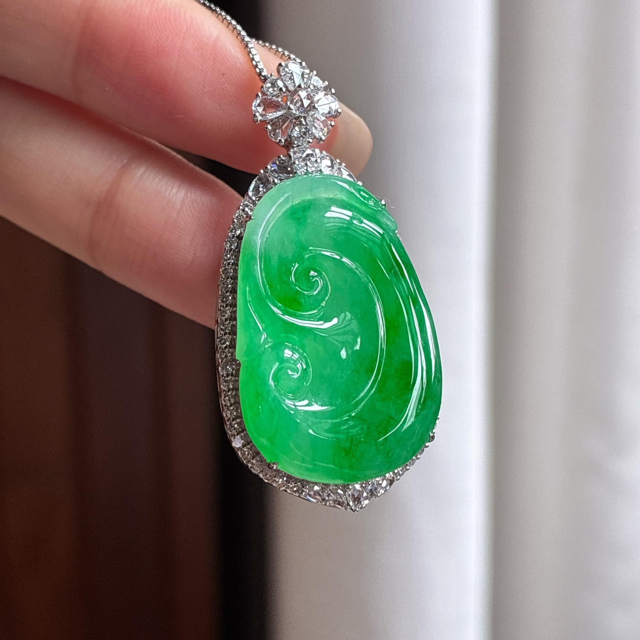 Ngọc bích Myanmar tự nhiên loại A, hình như ý, màu xanh lục đầy đặn, cẩn vàng 18k (yc450414)