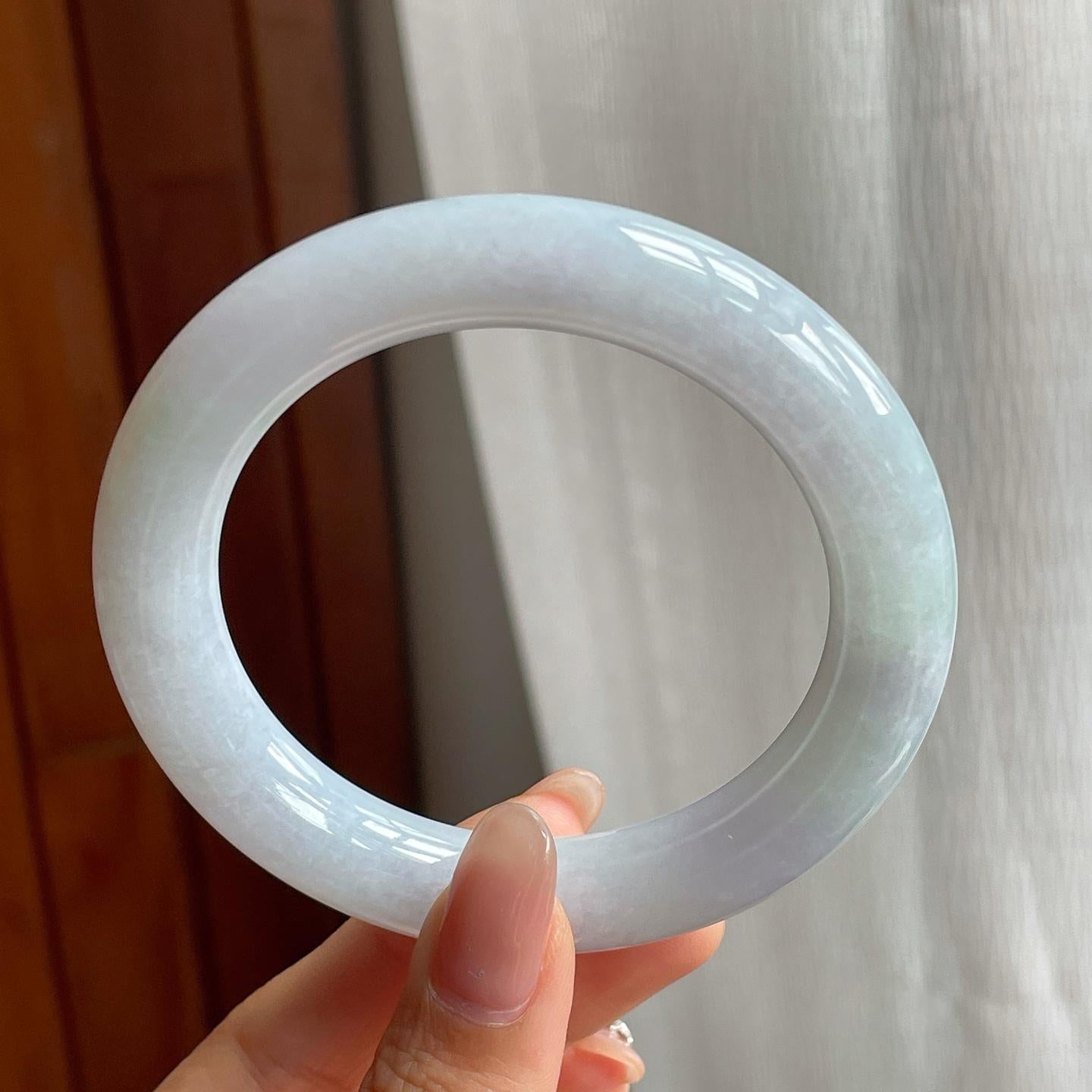 糯冰种淡紫底翡翠圆条手镯（55mm）