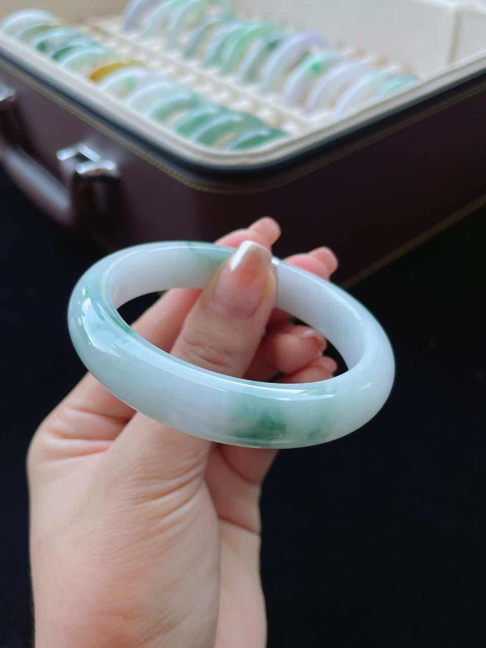细糯种飘绿正圈翡翠手镯（55.5mm）（yc016644）