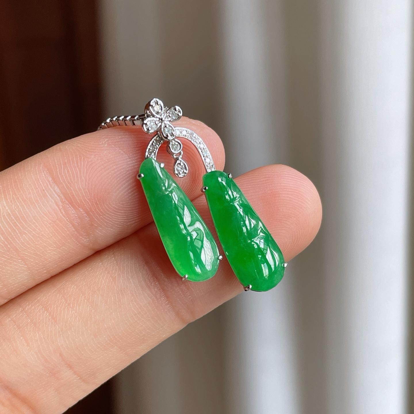 18k金镶糯冰满绿翡翠豆子（yc247184）