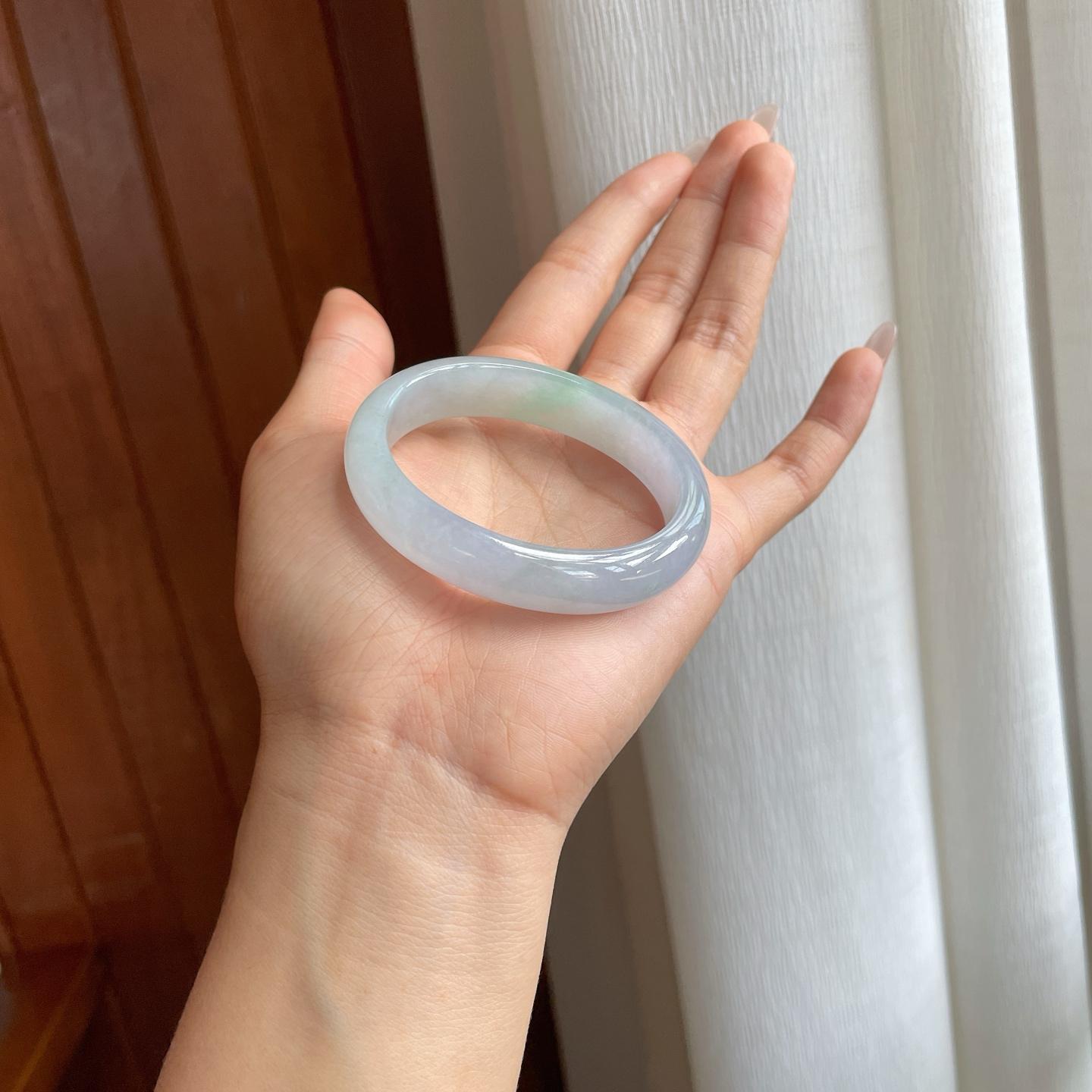 冰种淡春彩翡翠贵妃镯（53.5mm）（yc311334）