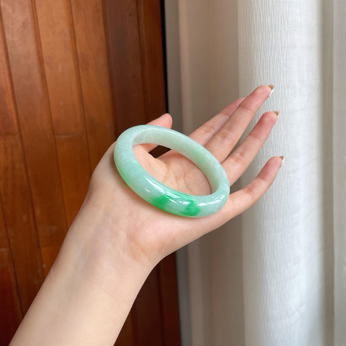 糯冰带翠色翡翠平安镯（57mm)（yc373961）