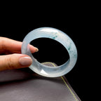冰玻种飘蓝花宽版翡翠手镯（57.5mm）（yc402747）